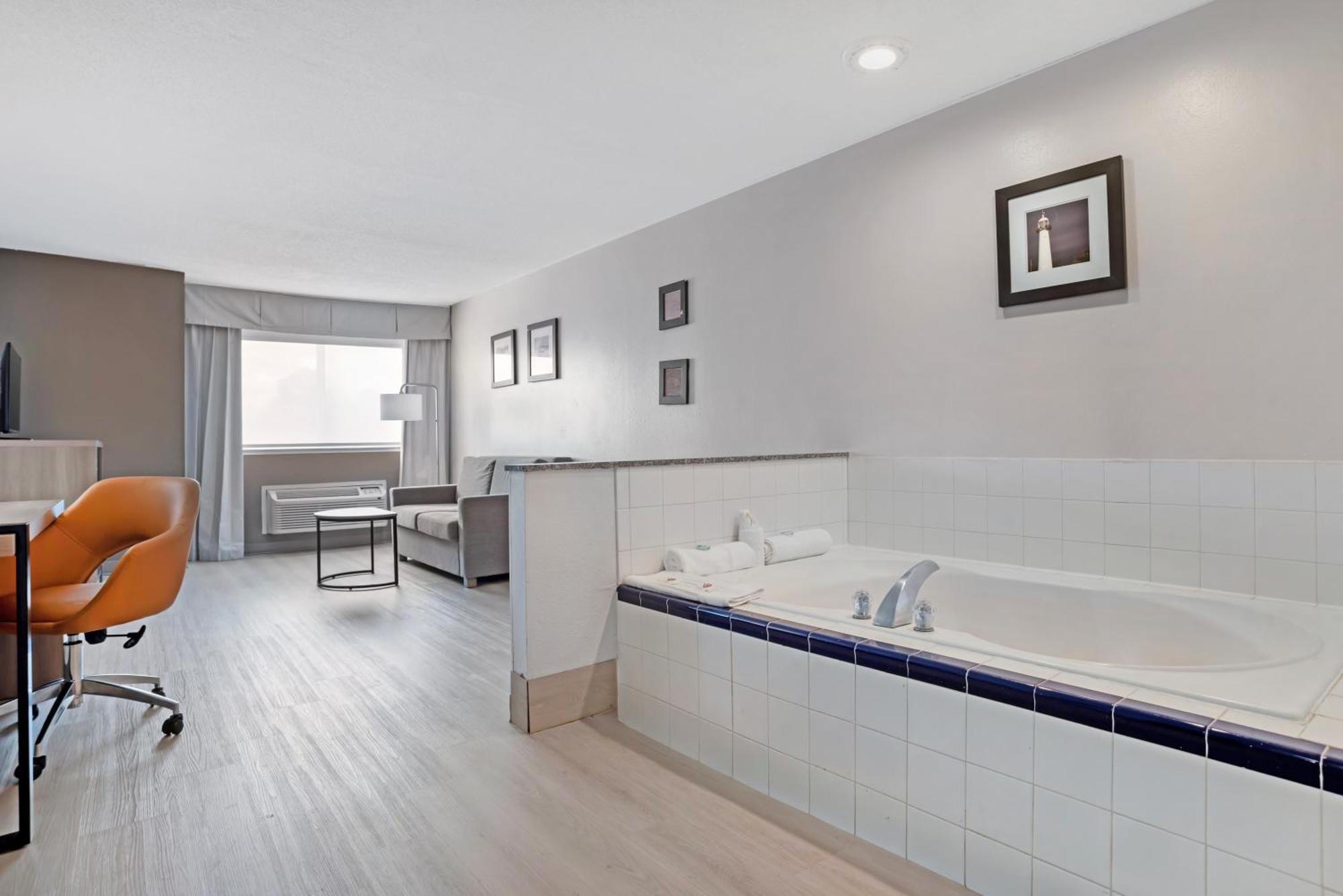 King Suite 2 Person Sofabed Whirlpool Tub