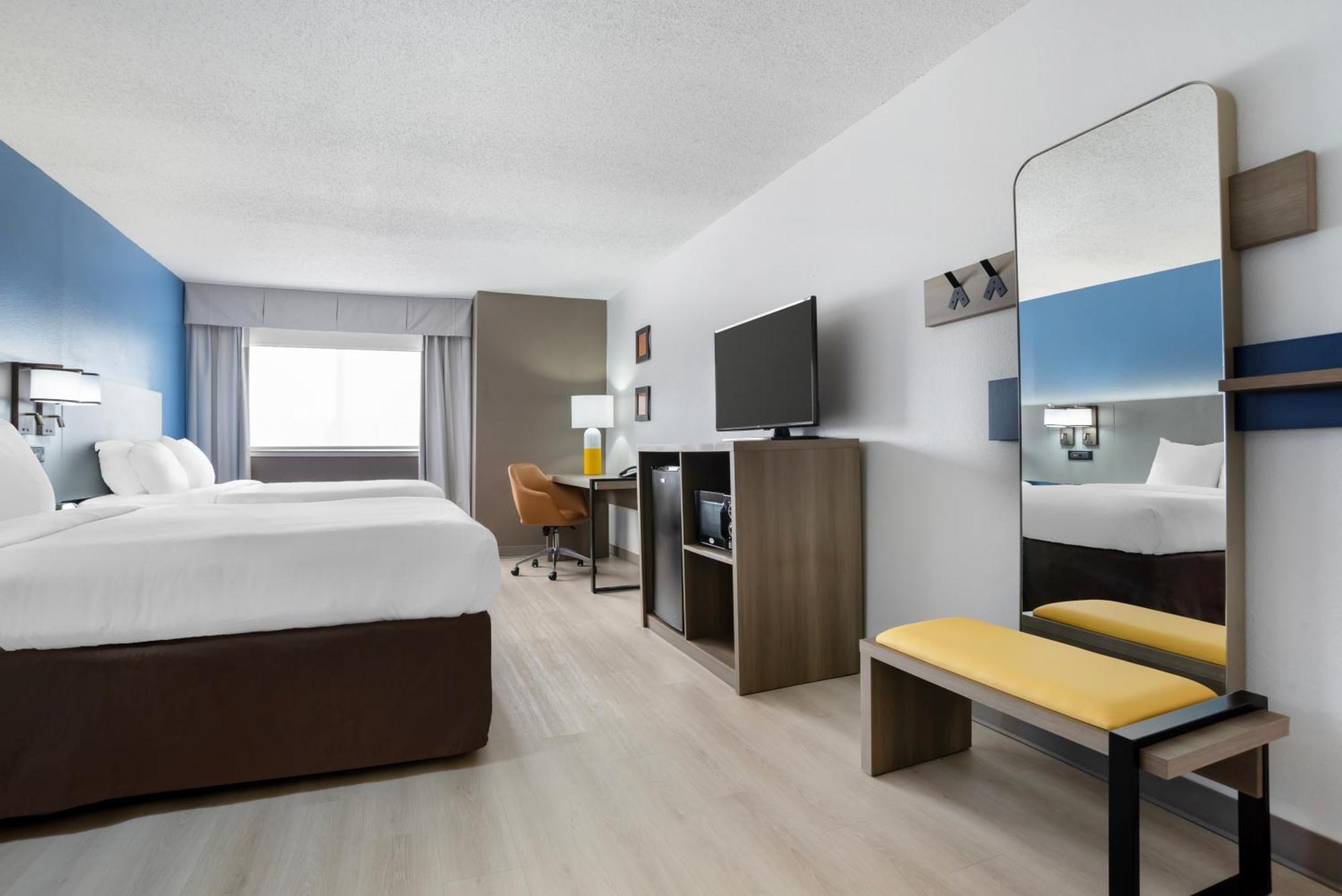 2 Queen Beds 2 Person Sofabed
