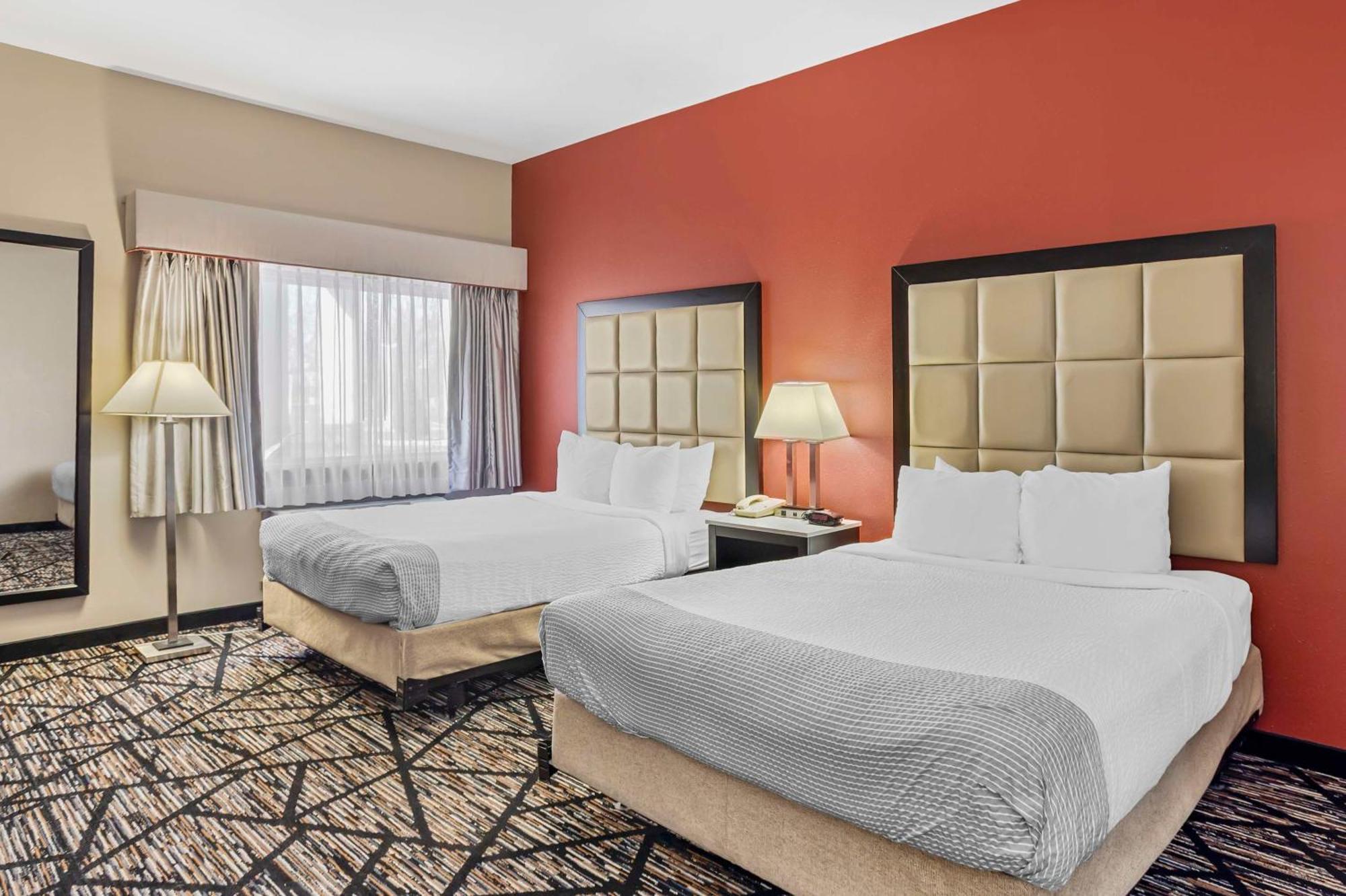 Queen Room Two Queen Beds Bath Tub Mobility Accessible