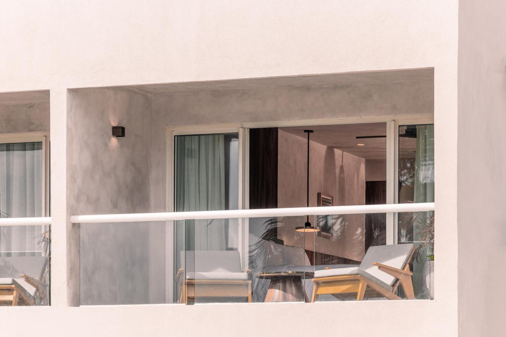 Standard 1 King Bed Balcony