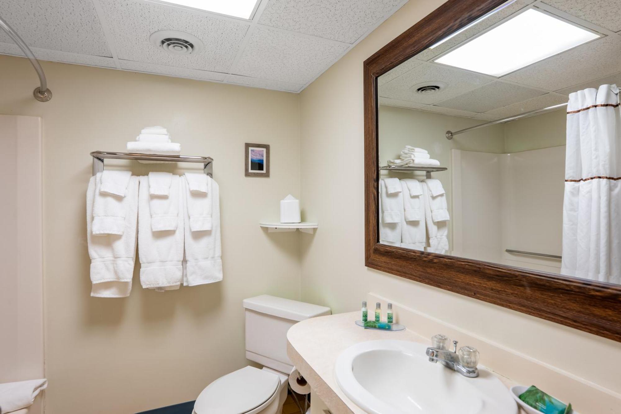 2nd Floor 2 Queen Beds W/Fireplace,1656183294:JPEG