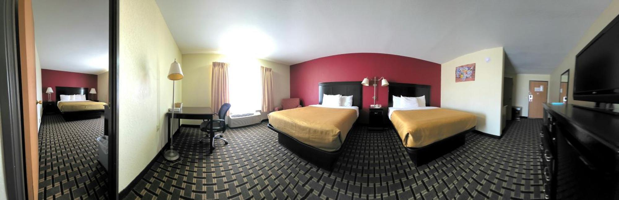 Suite One King Two Queen Beds Non-Smoking