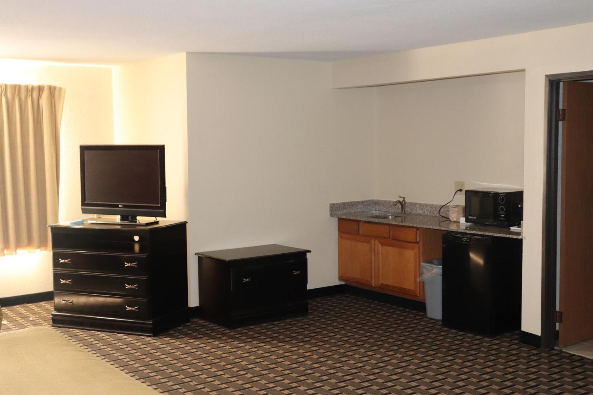 Queen Suite Two Queen Beds Sofa Bed Non-Smoking