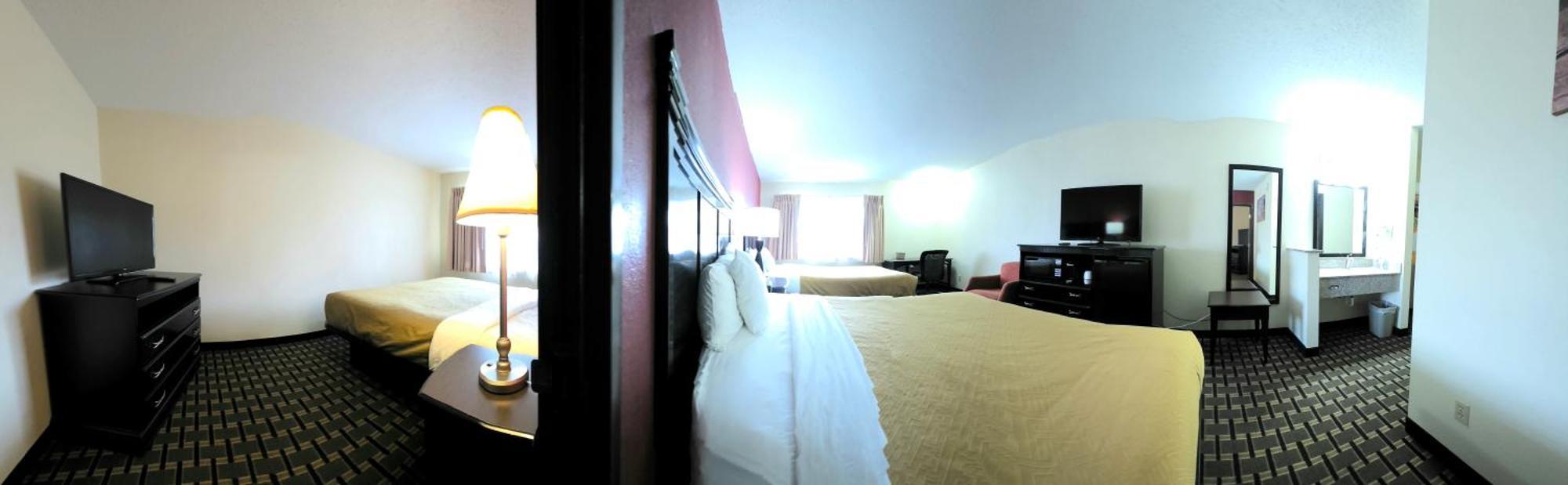 Suite One King Two Queen Beds Non-Smoking