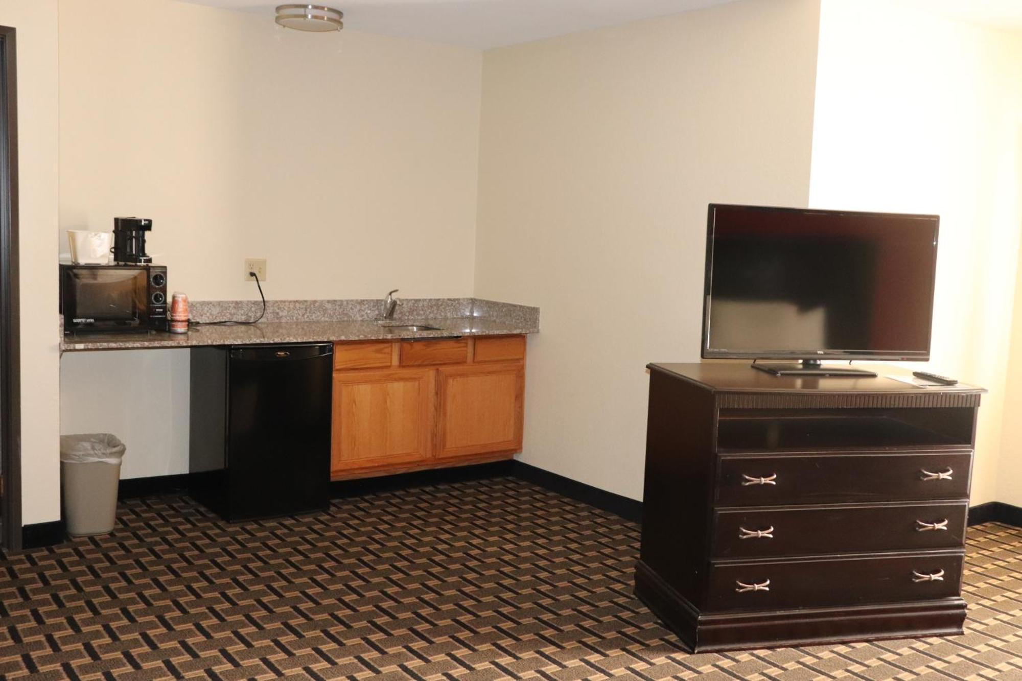 Queen Suite Two Queen Beds Sofa Bed Non-Smoking