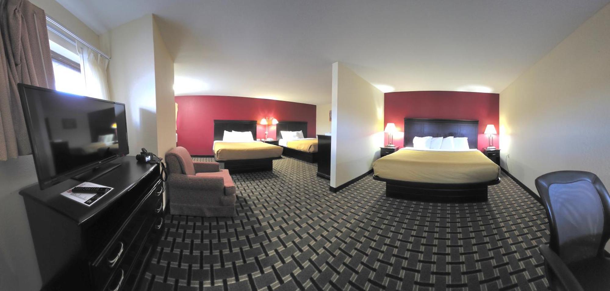 Suite One King Two Queen Beds Non-Smoking