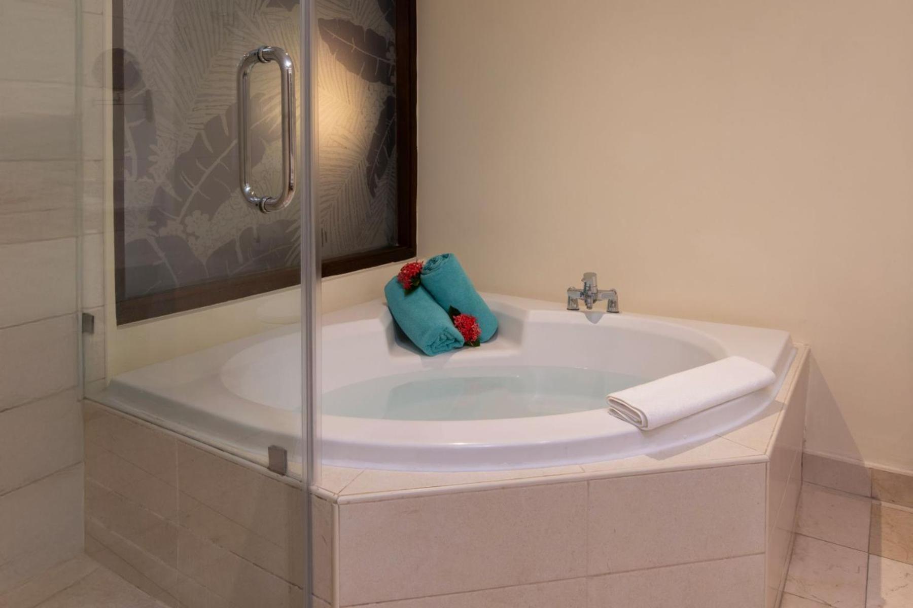 Premium Junior Suite mit Whirlpool und Tropenblick