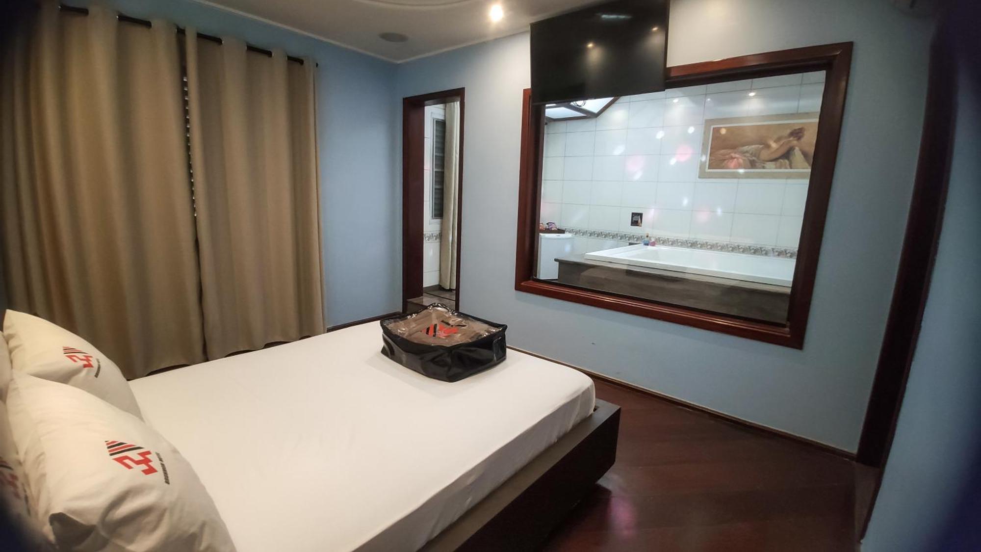 Deluxe Suite Spa Bath