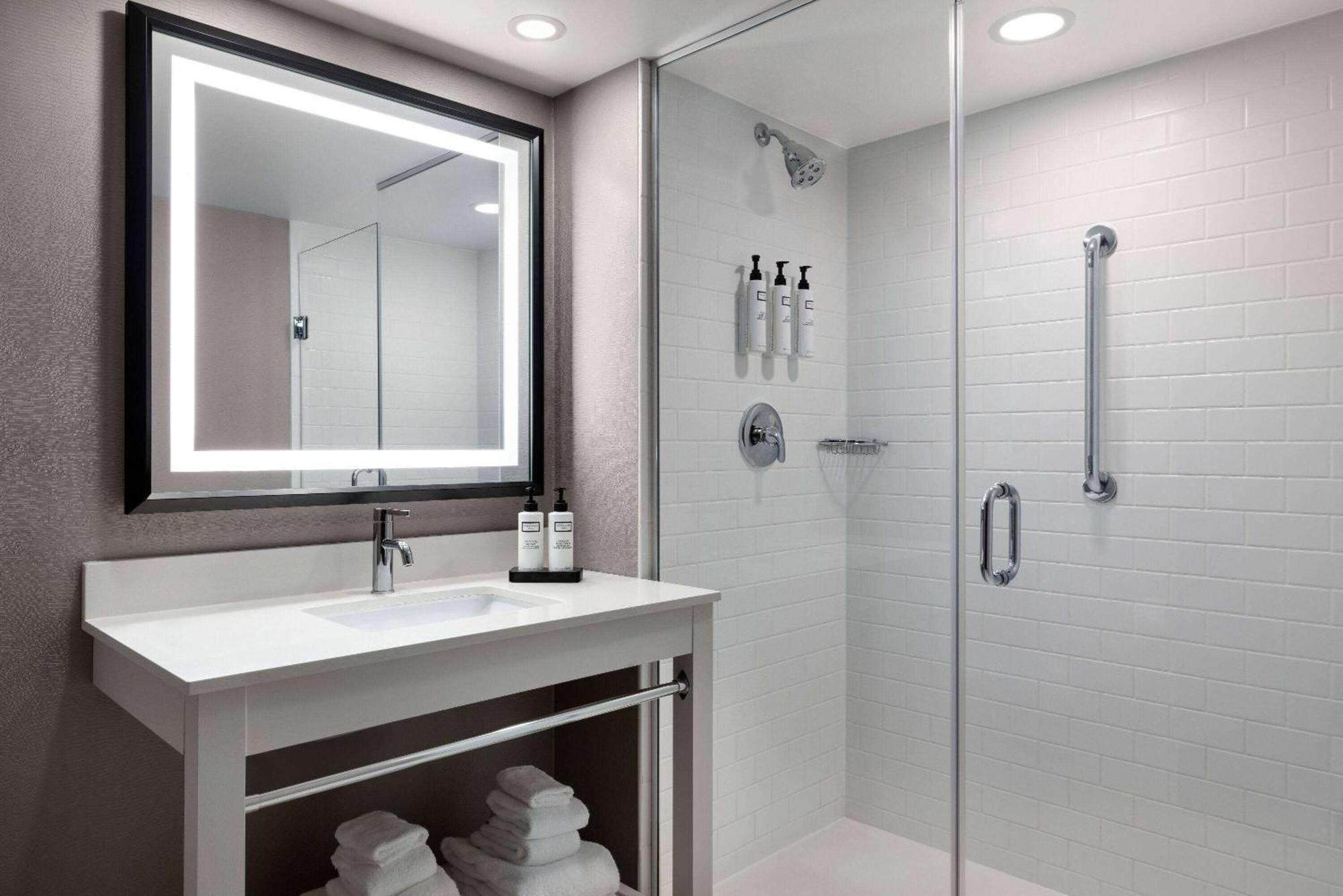 2 Queen Beds Accessible City View Mobility Roll Shower Non-Smoking
