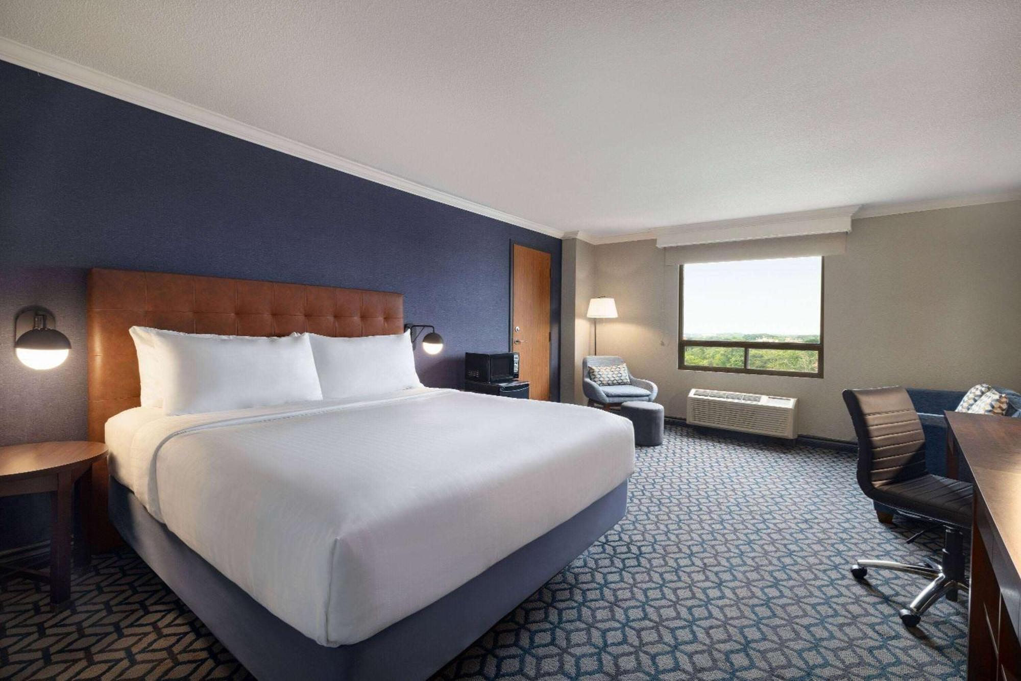 1 King Bed City View Non-Smoking