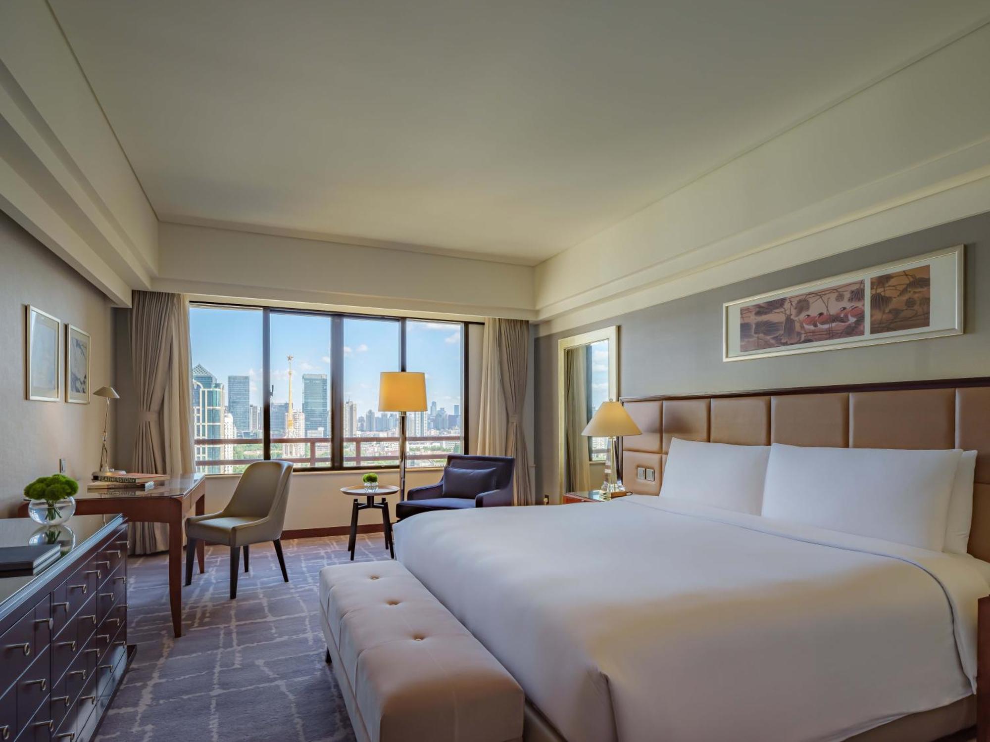 Deluxe Skyline View Room Guest room 1 King