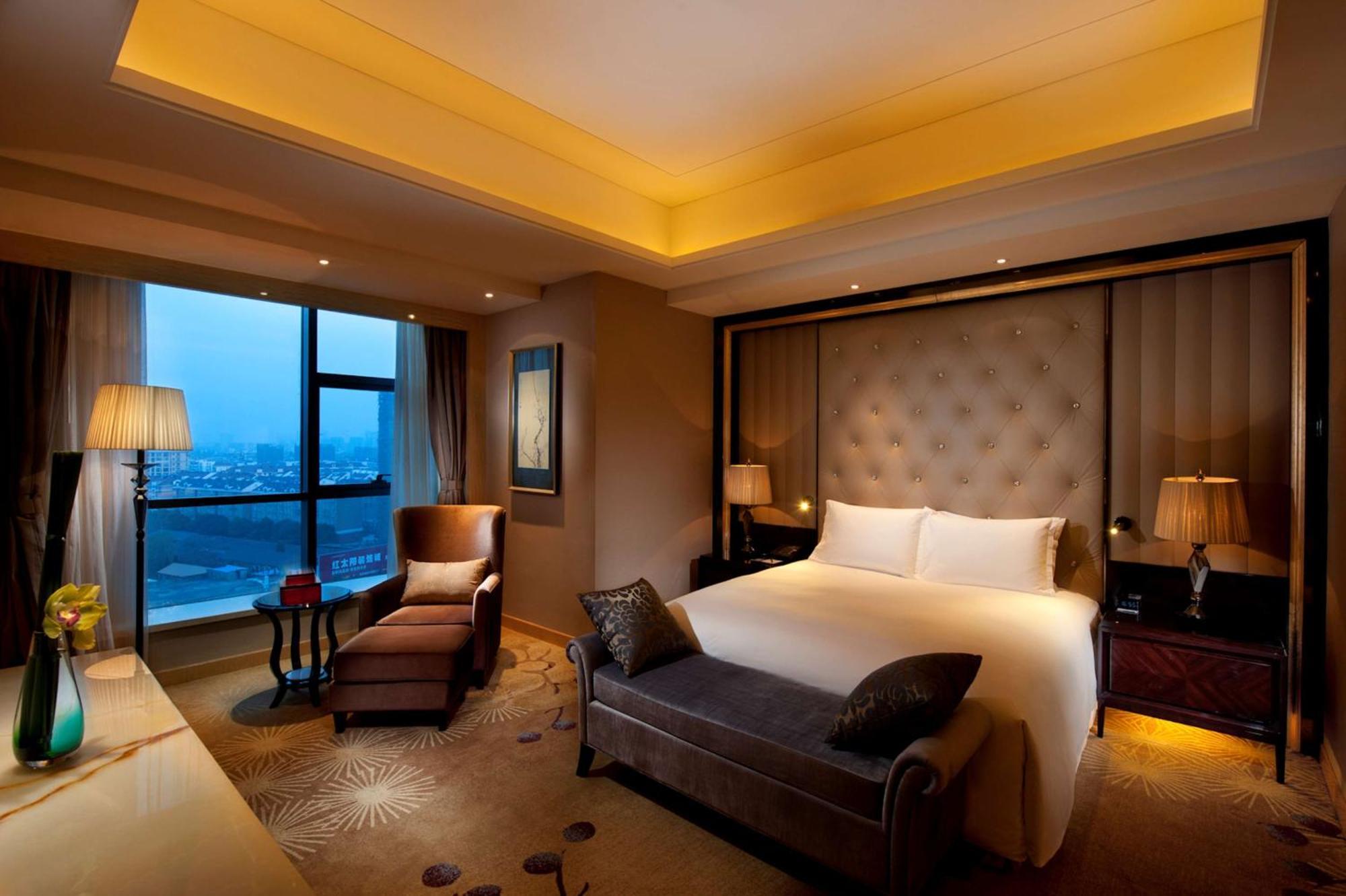 Deluxe King Suite Lounge Access