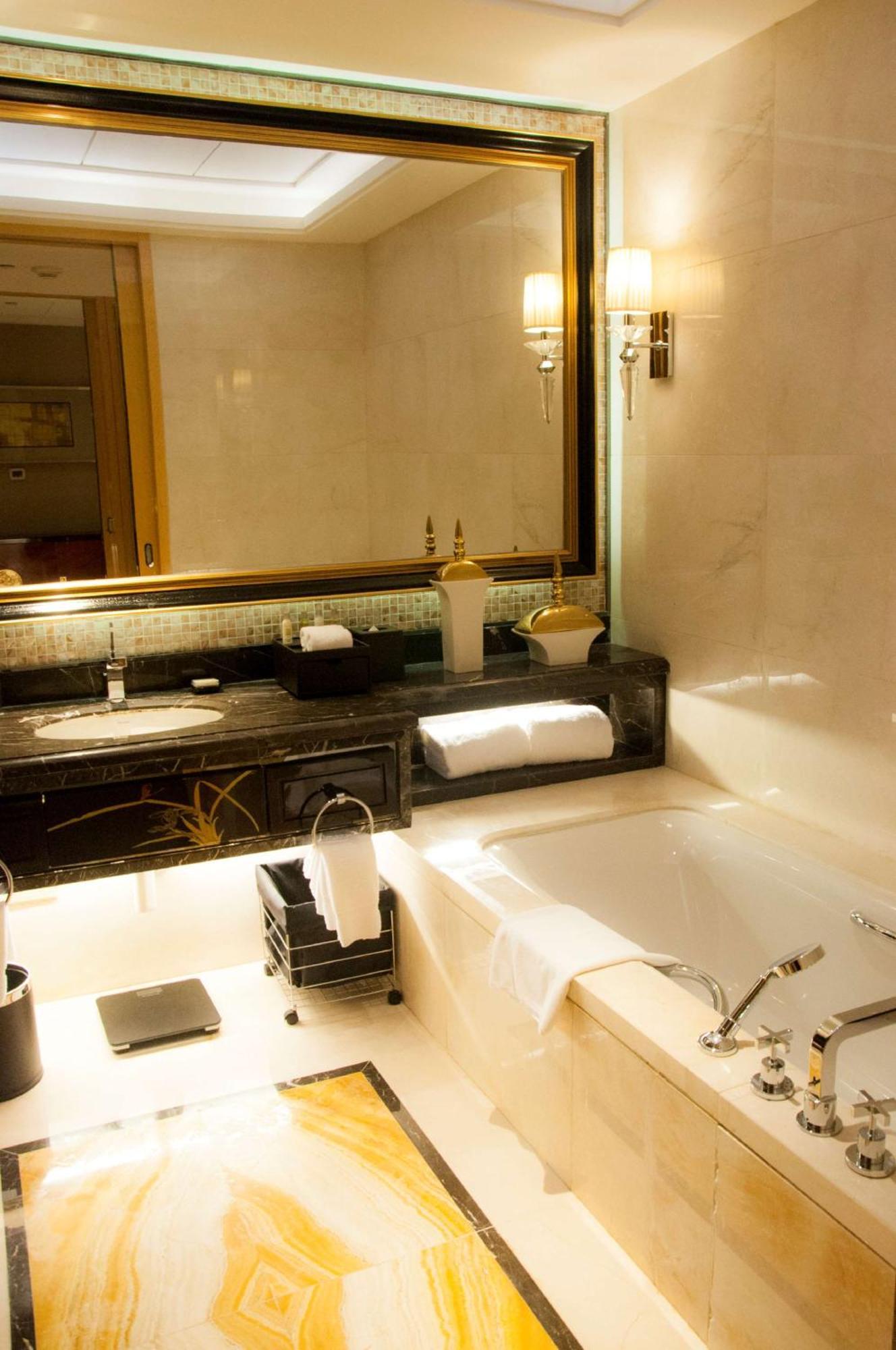 Junior King Suite Lounge Access