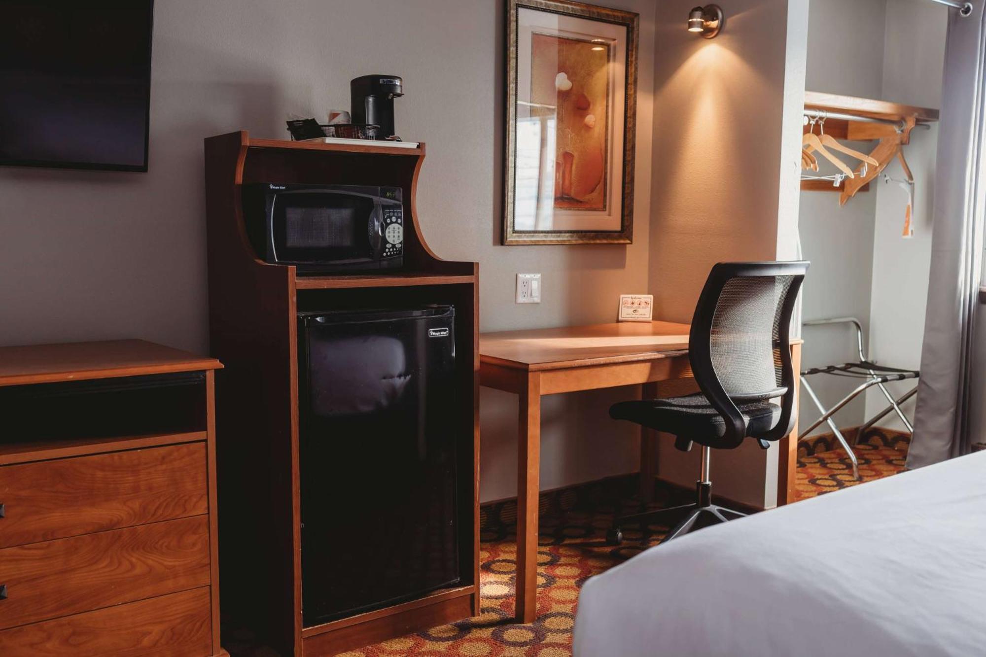 Queen Room with Two Queen Beds - Non-Smoking,1657157379:JPEG