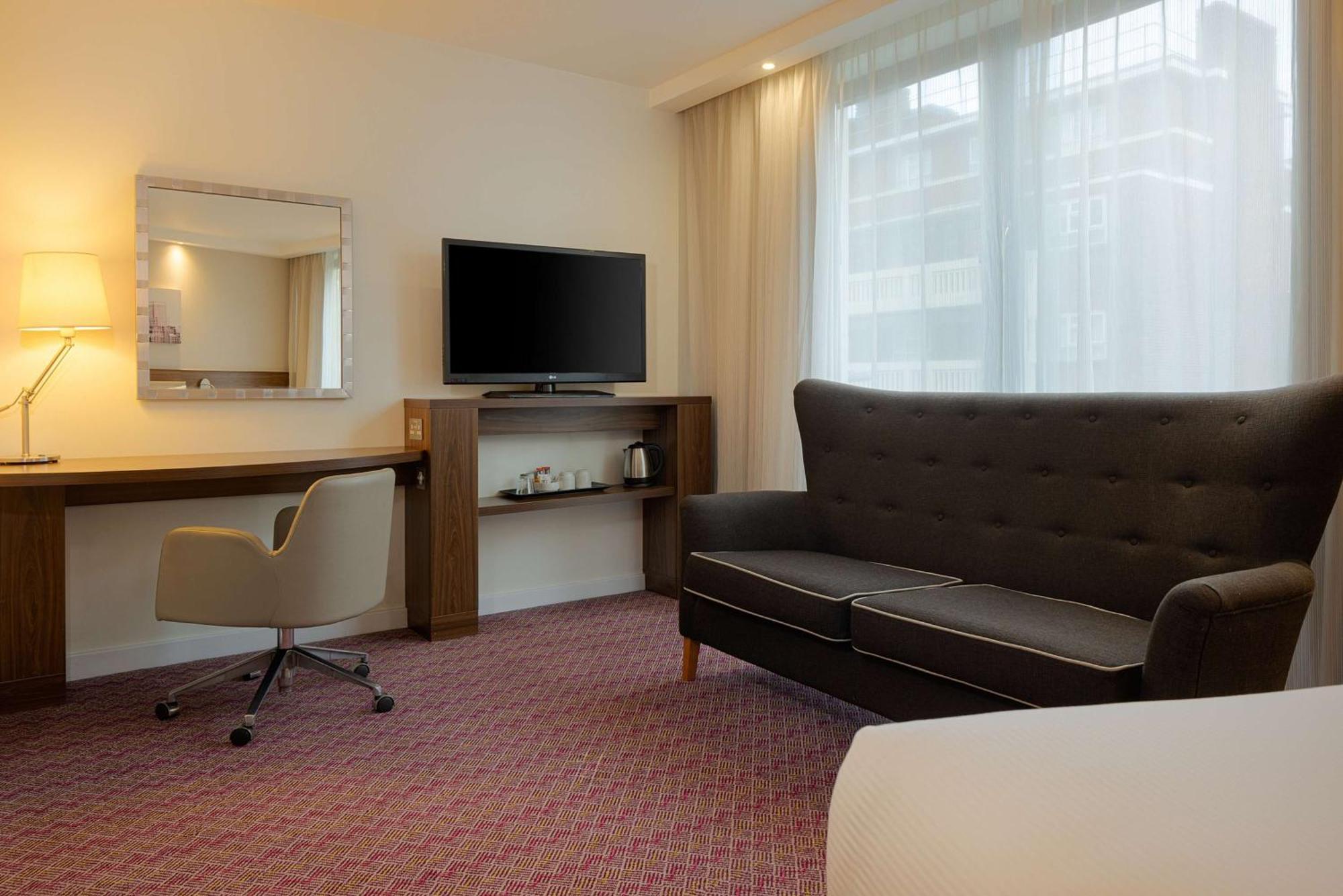 Queen Room Accessible