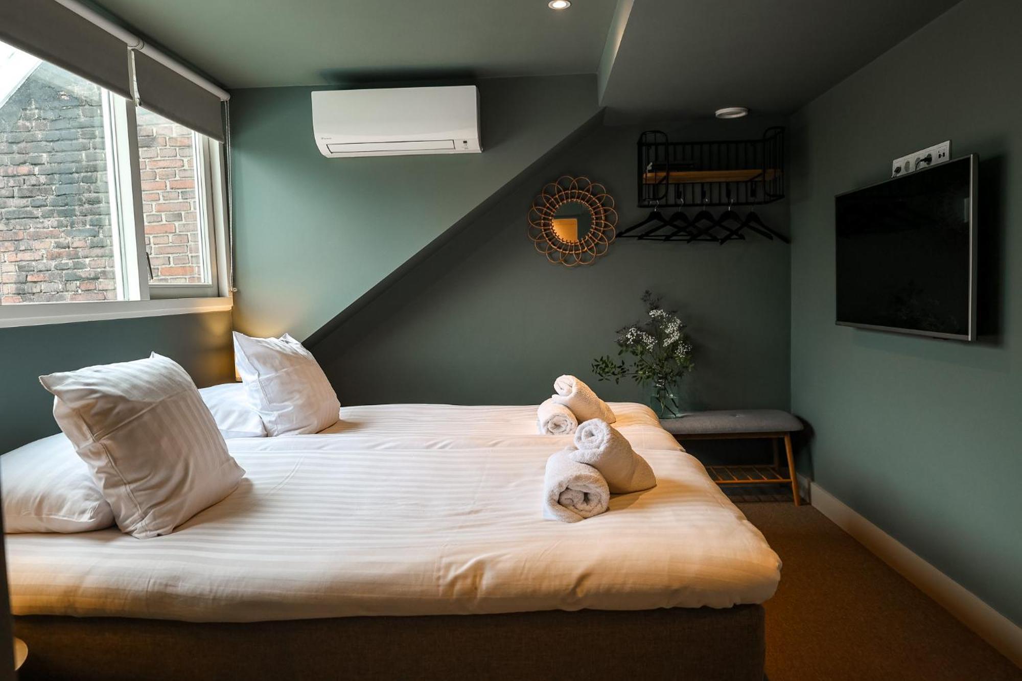 Tweepersoonskamer met 2 Aparte Bedden en Eigen Badkamer
