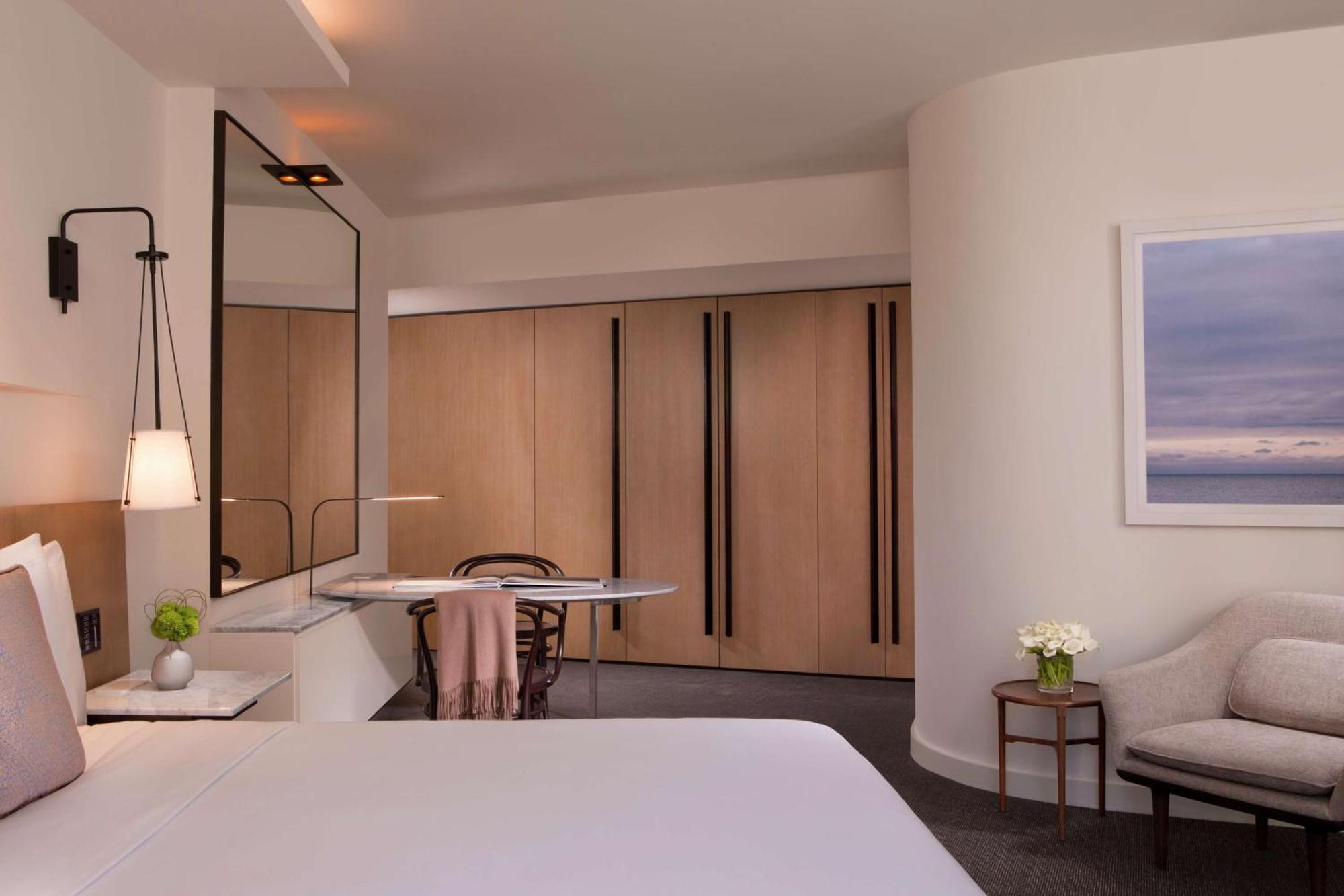 Corner King Room