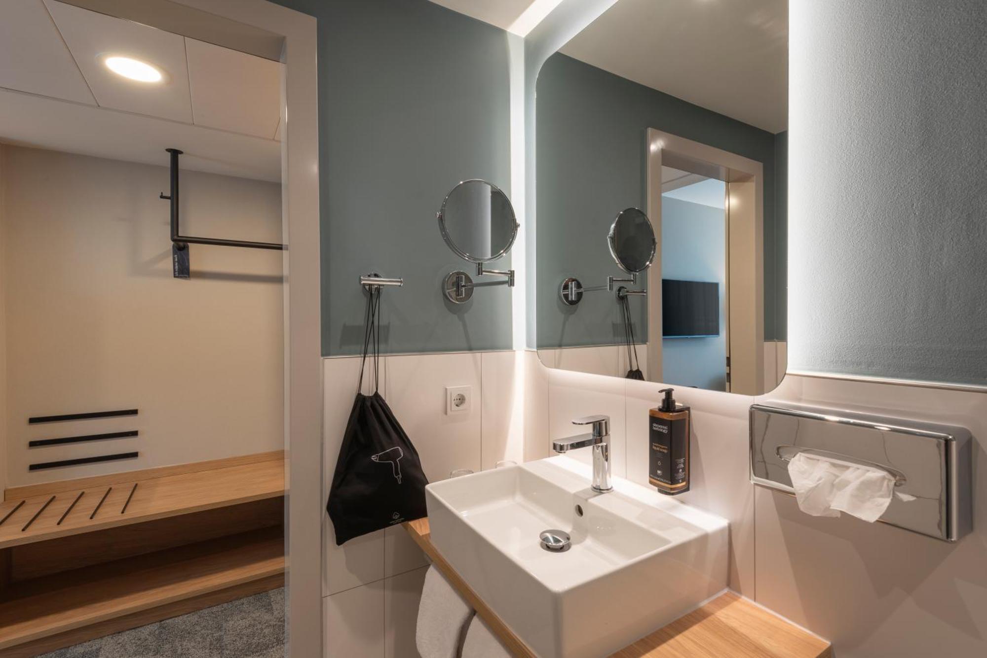 Standard Queen Room