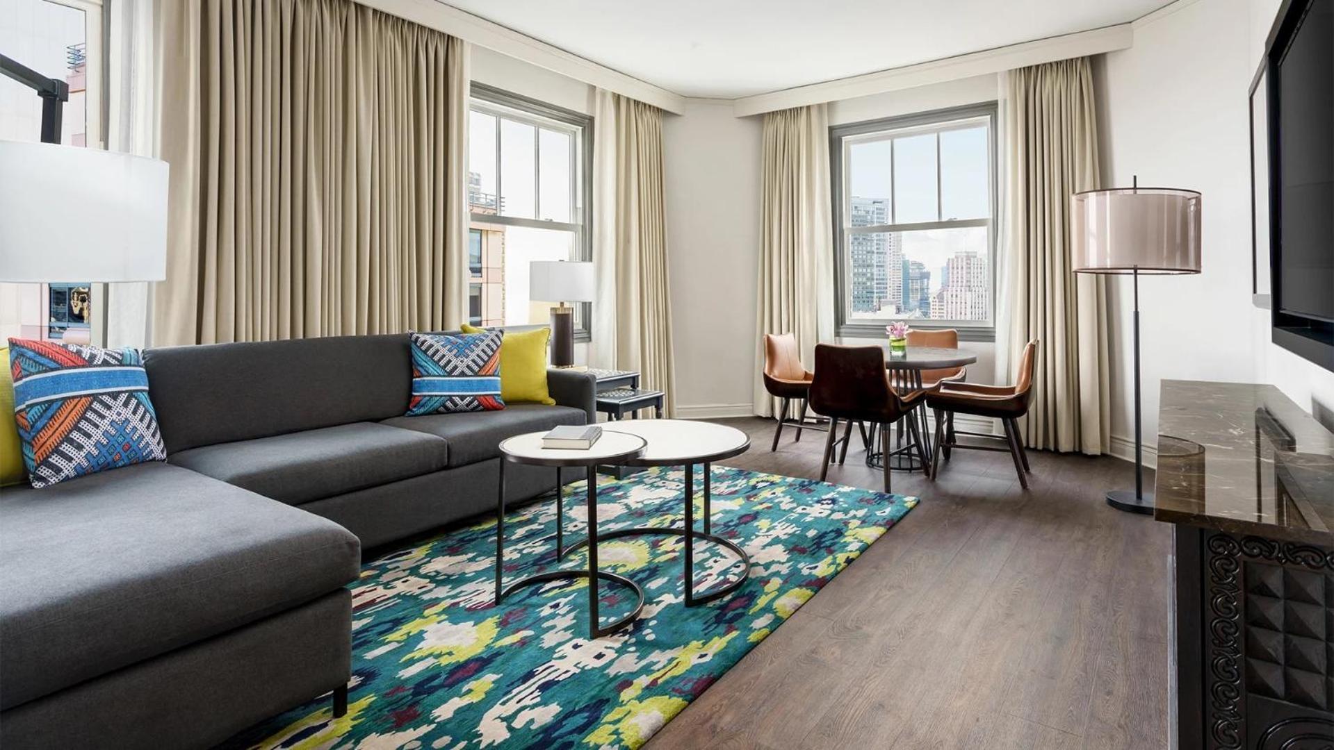 Standard King Room City View Mobility Accessible Tub