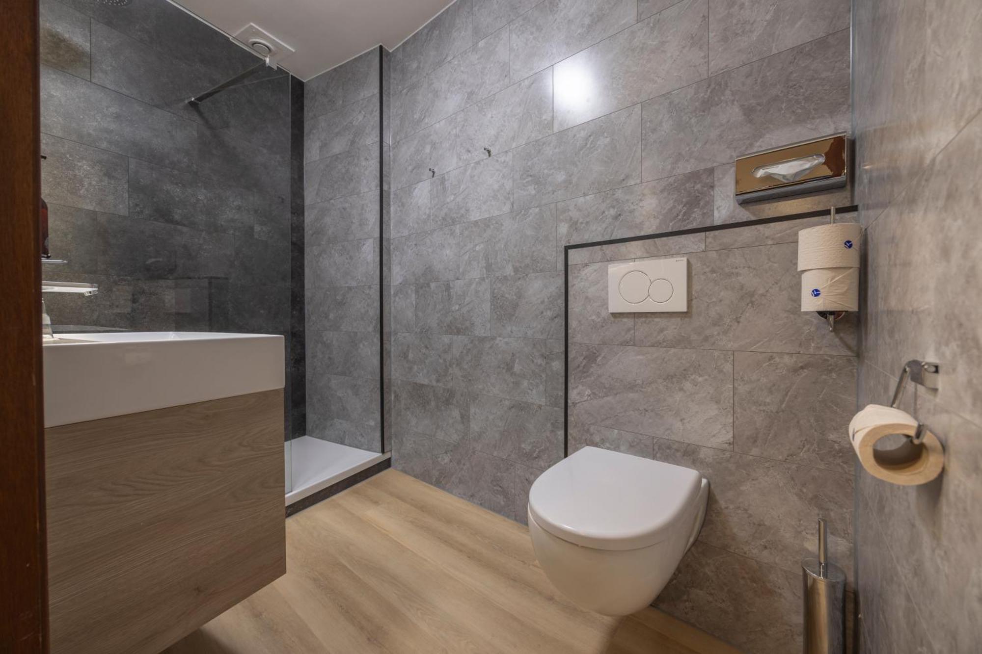 Standard Triple Room Shower,1658749158:JPEG
