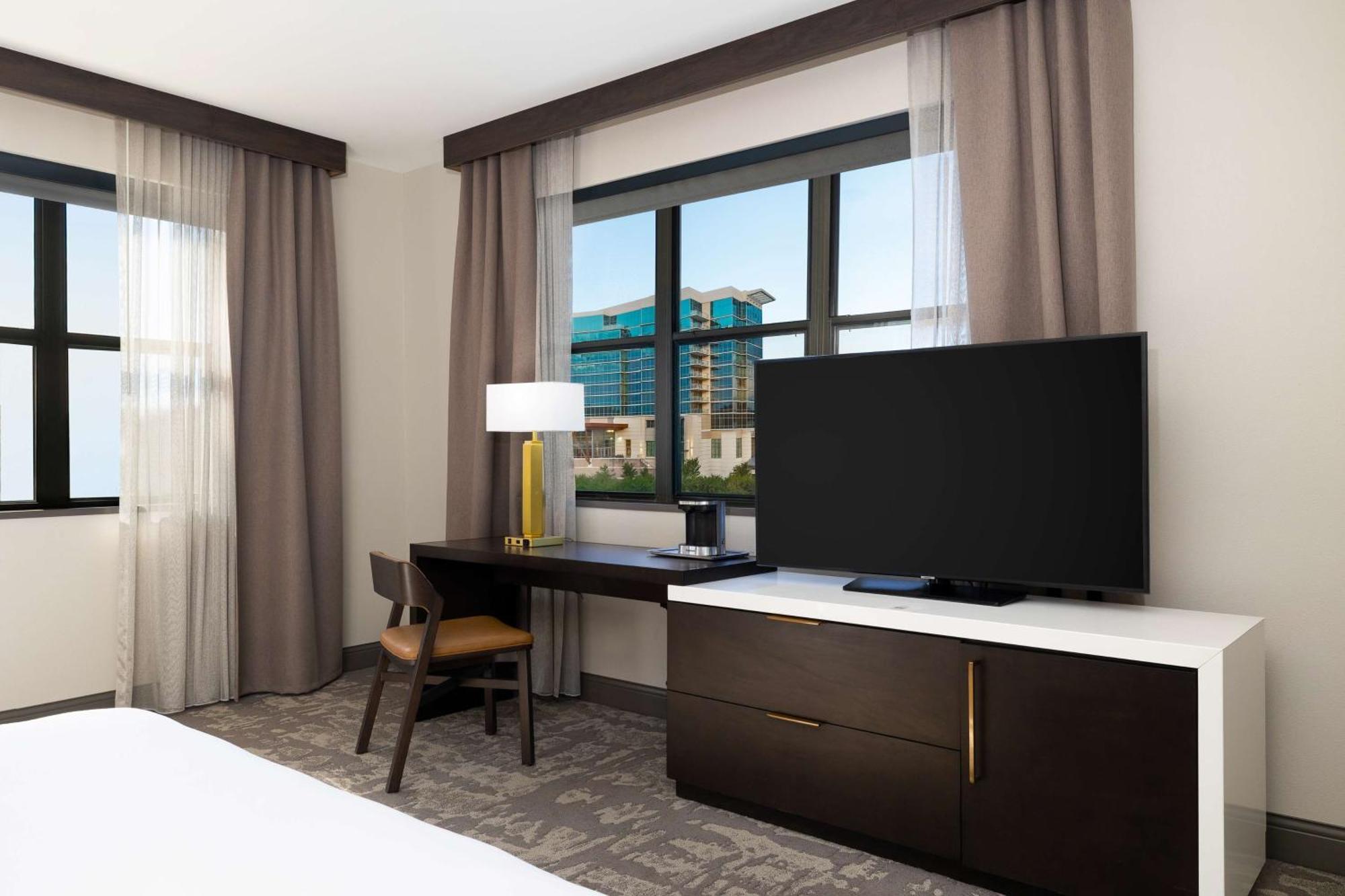 Deluxe King Room - Non-Smoking