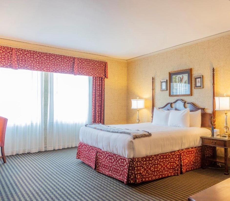 Deluxe Queen Room