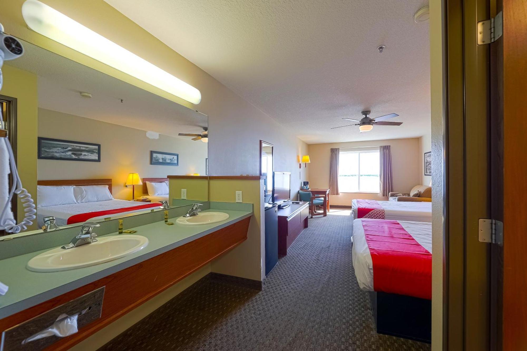 Double Queen Room Bay View Pet Friendly