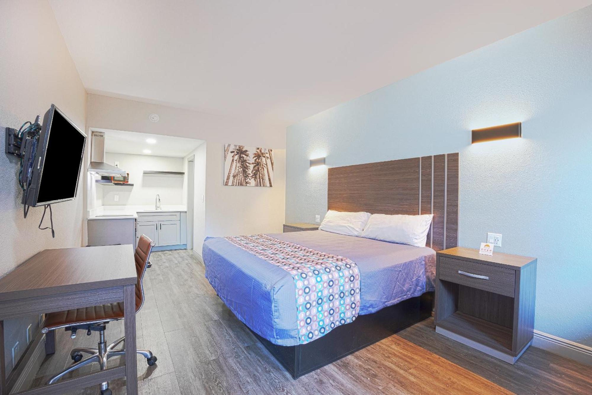 King Bed Kitchenette Non-Smoking