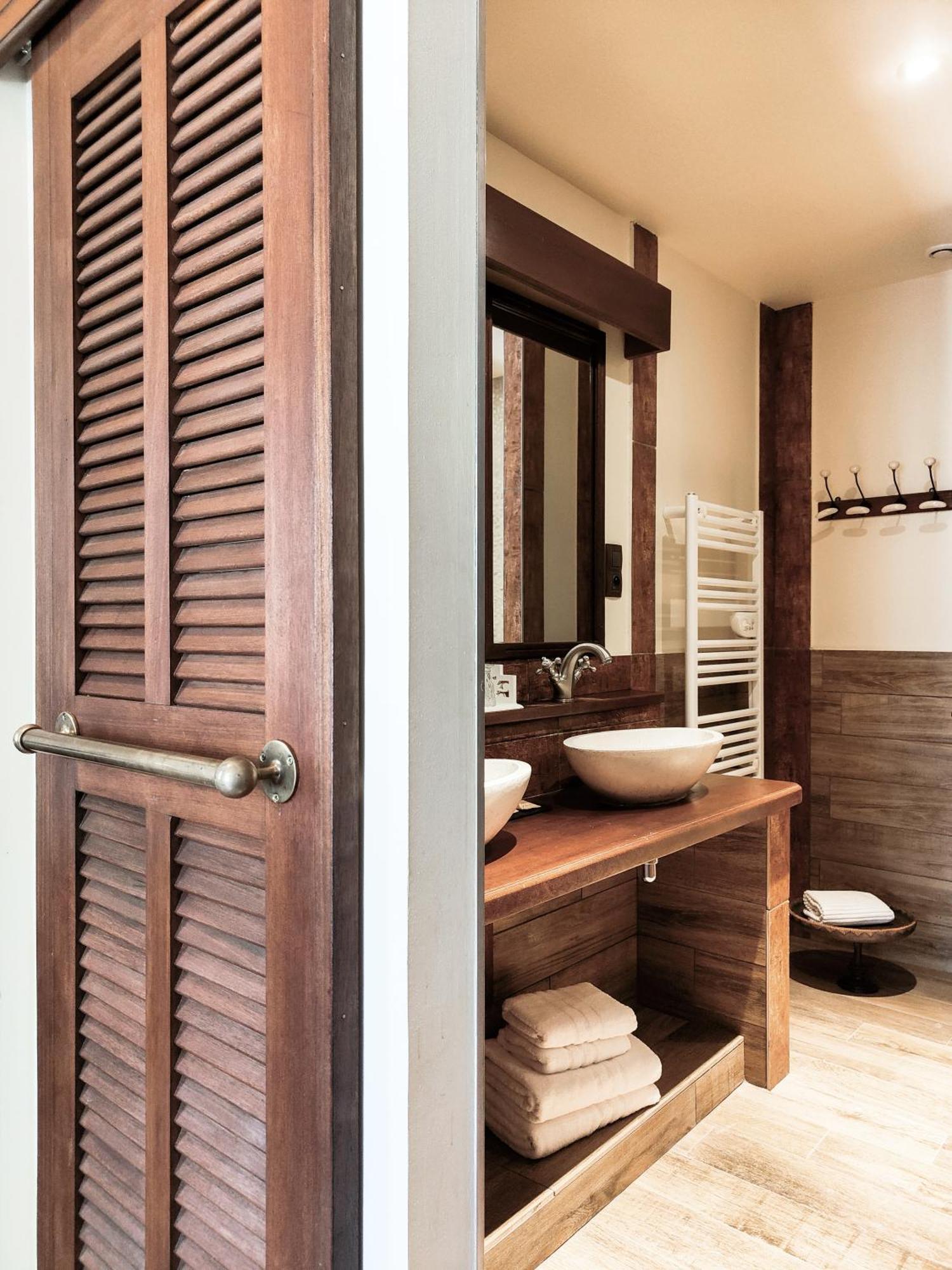 Classic Double Room Shower