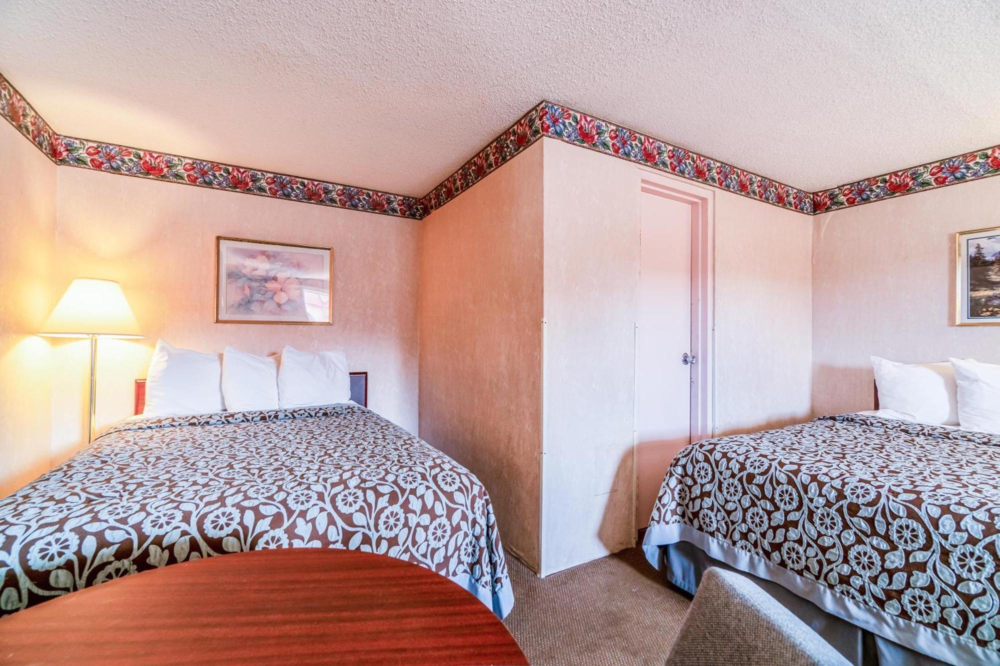 1 King Bed & 1 Full Bed Smoking