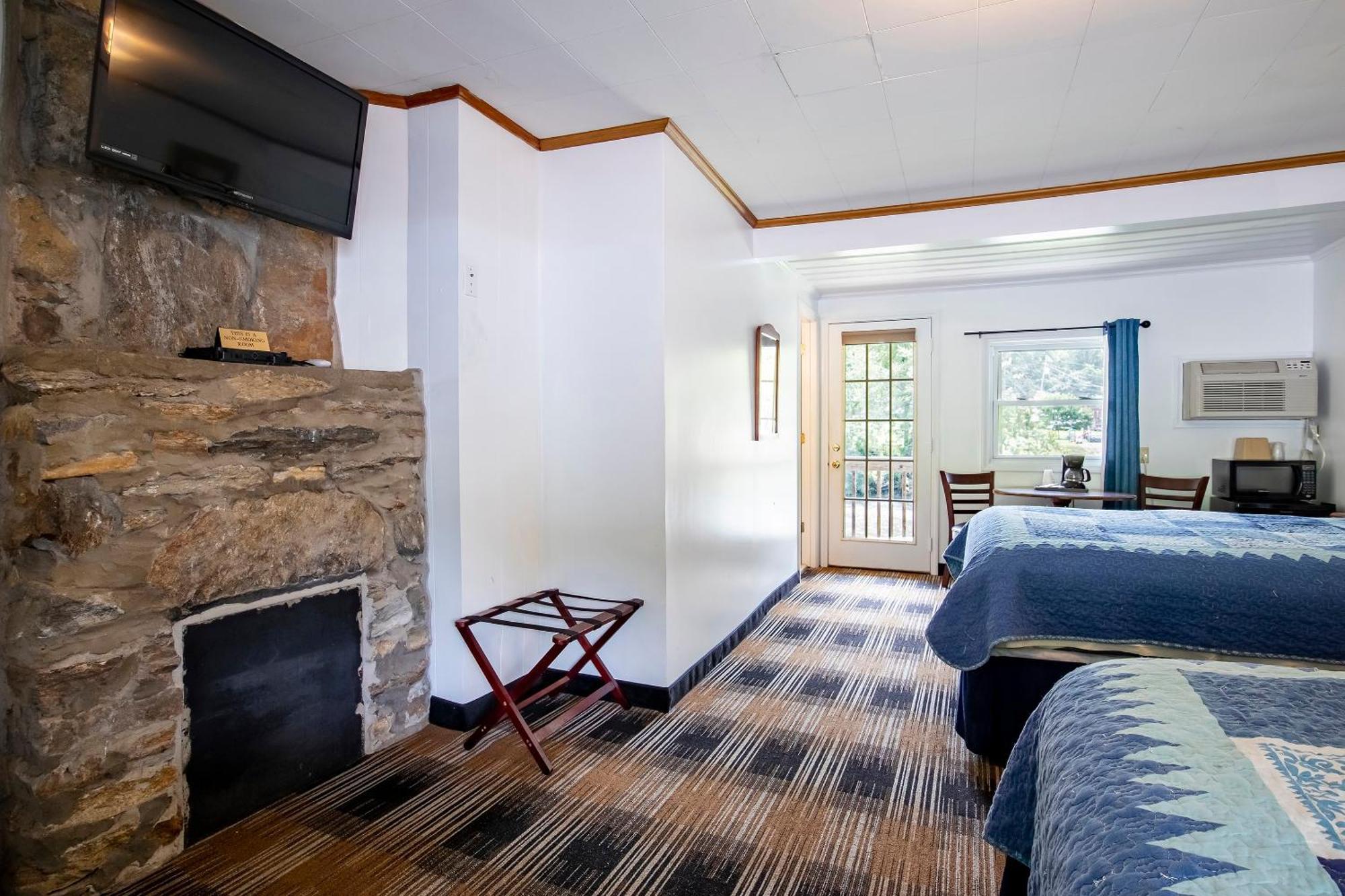 2 Queen Bed with Lake view