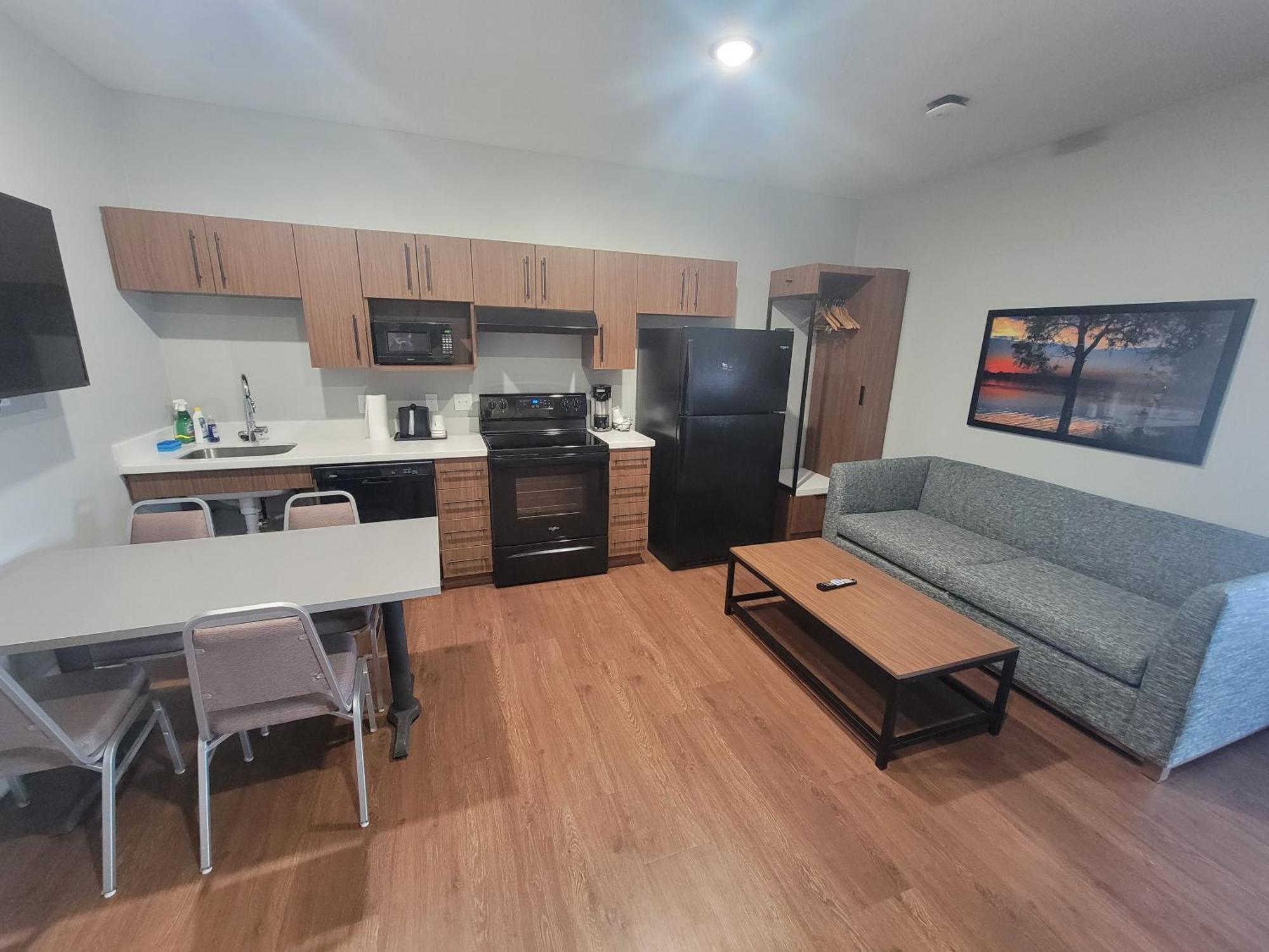 1 Queen Bed, Full Kitchen, Non-Smoking