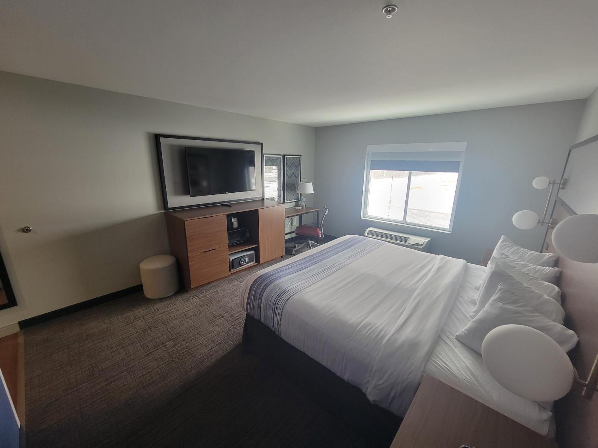 1 King Bed, Mobility Accessible Room, Bathtub w/ Grab Bars, Non-Smoking