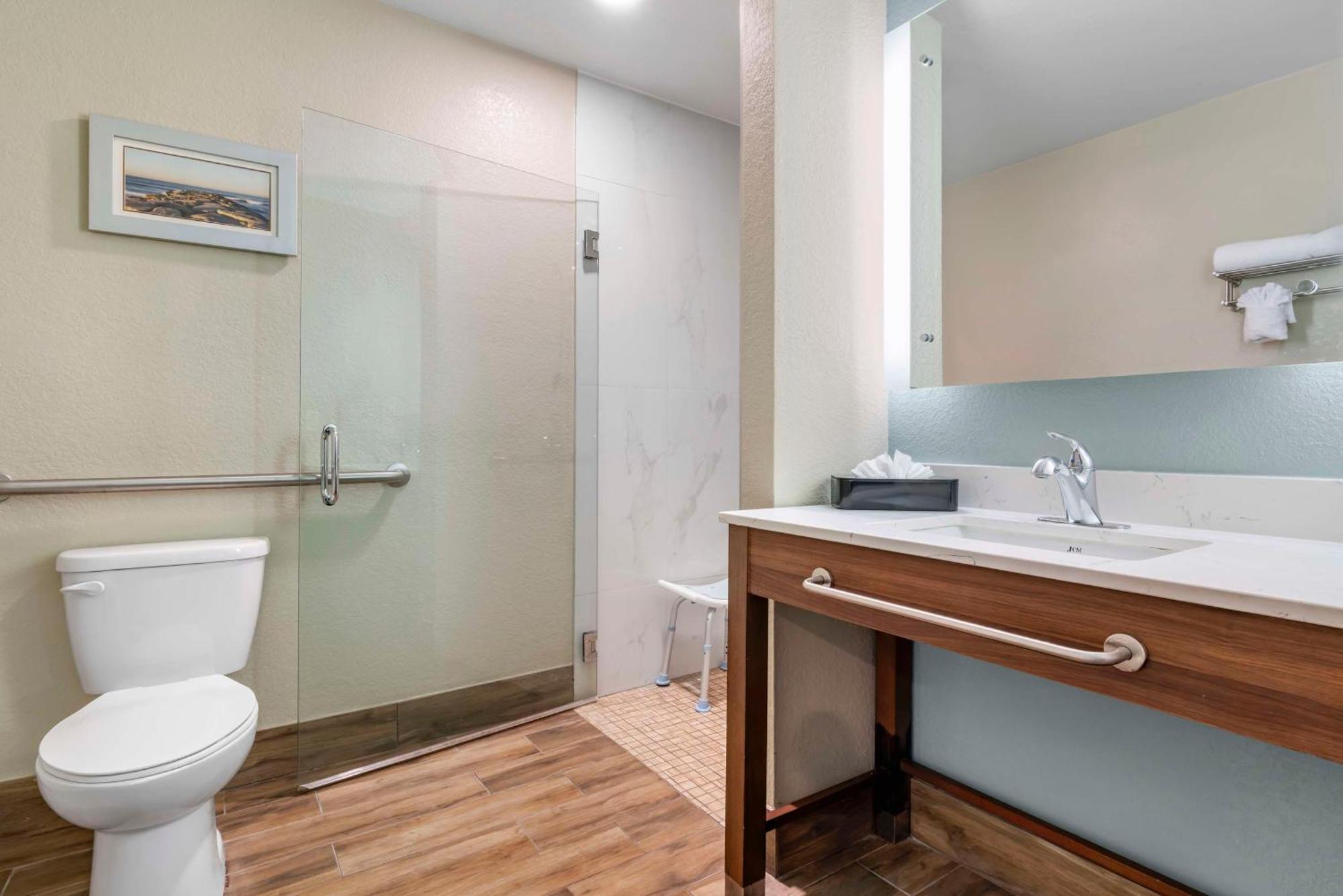 Queen Room Roll Shower Disability or Non-Smoking