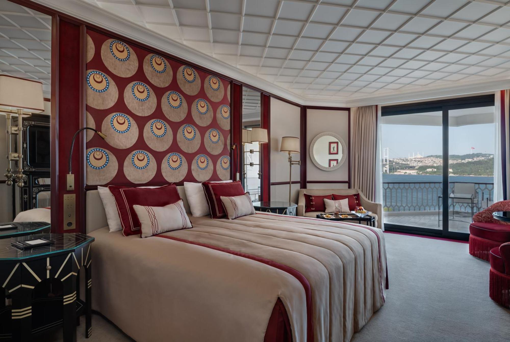Zimmer Çırağan mit Kingsize-Bett und Blick auf den Bosporus