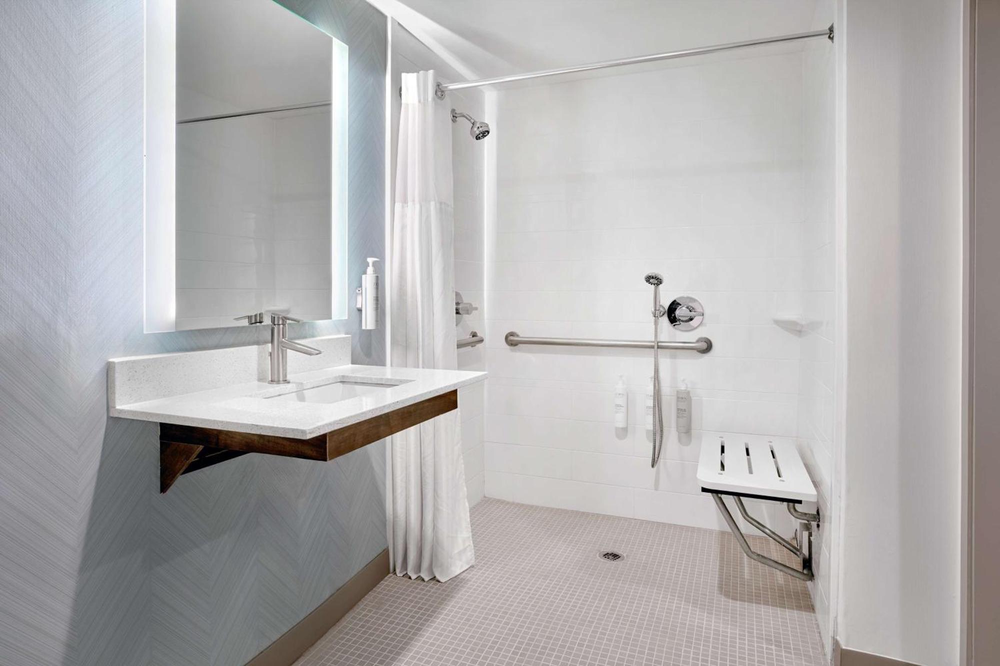 King Room with Roll-In Shower - Mobility Access,1659461323:JPEG