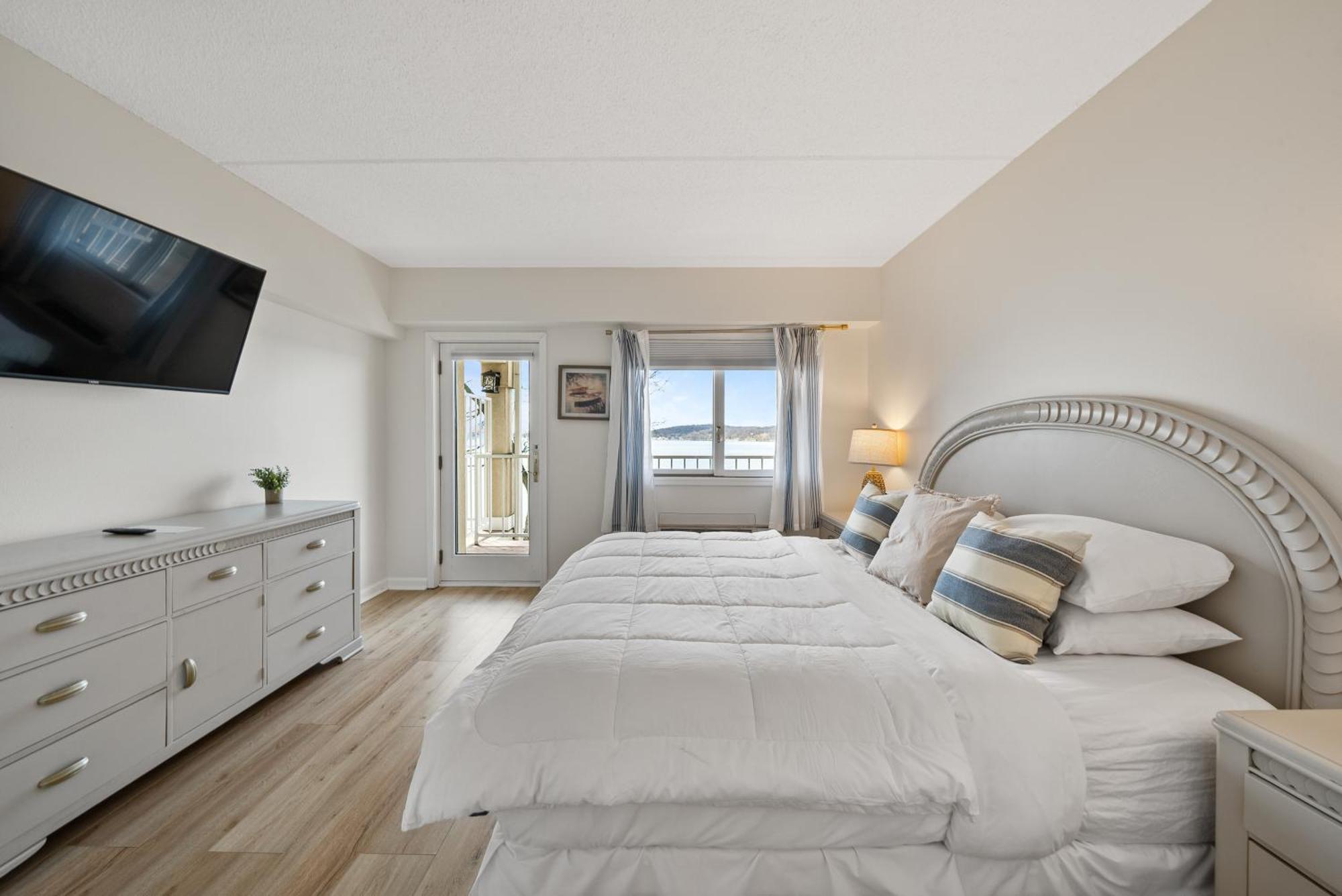 King Room Sofa Bed Lake View