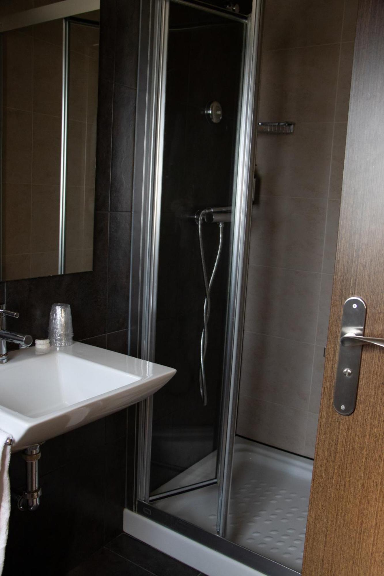 Quadruple Room Shower