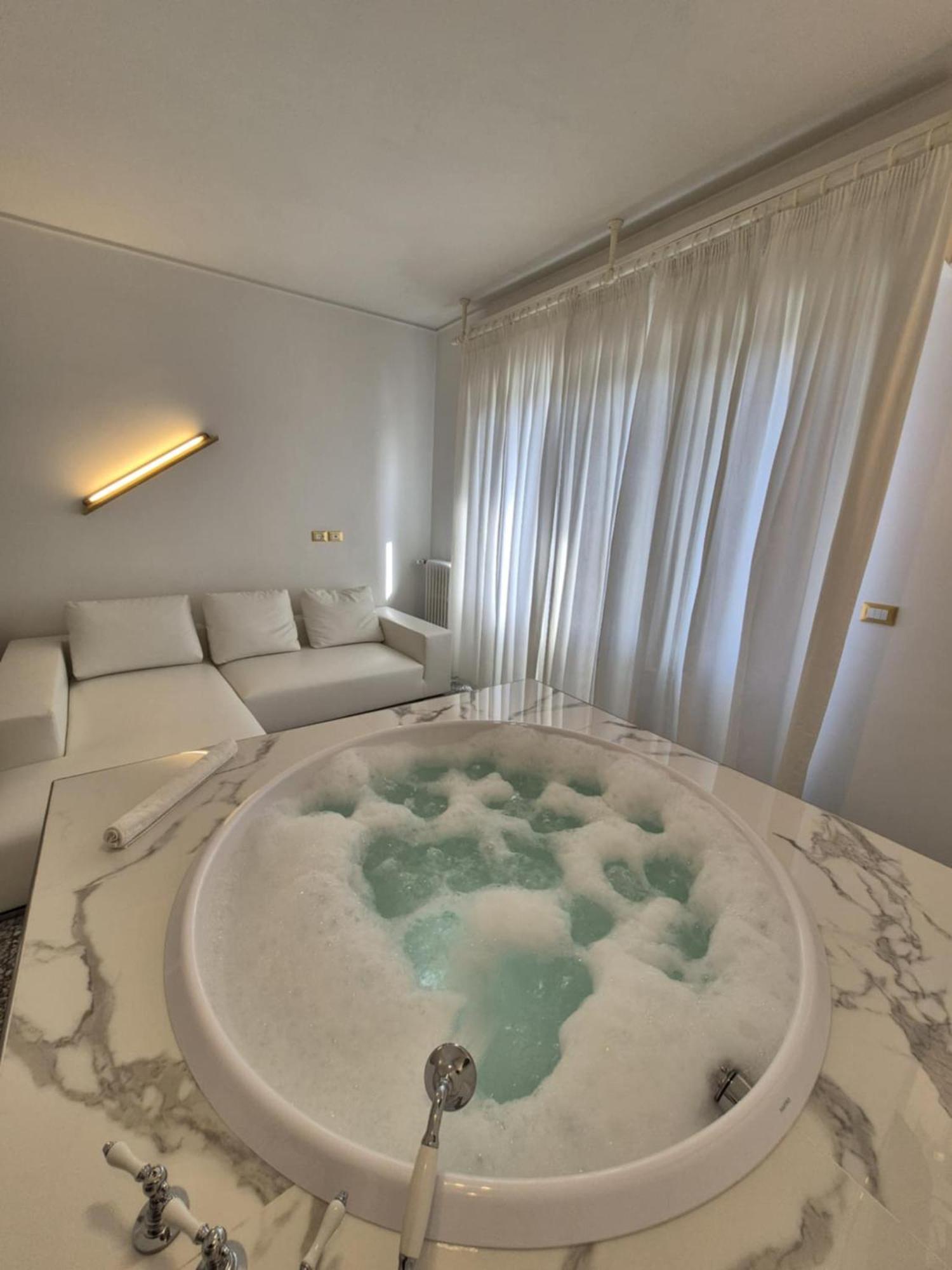 Deluxe Suite Spa Bath