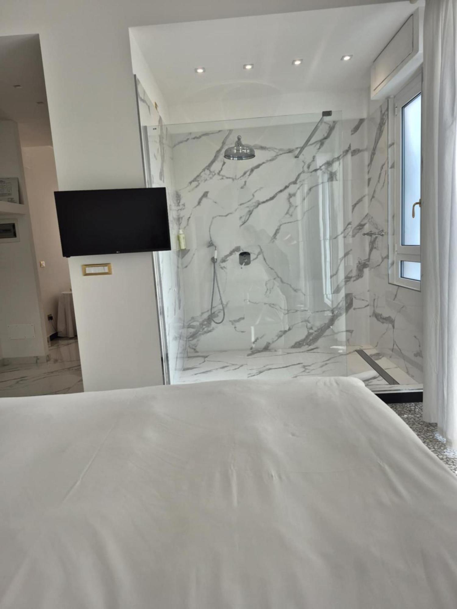 Deluxe Suite Spa Bath