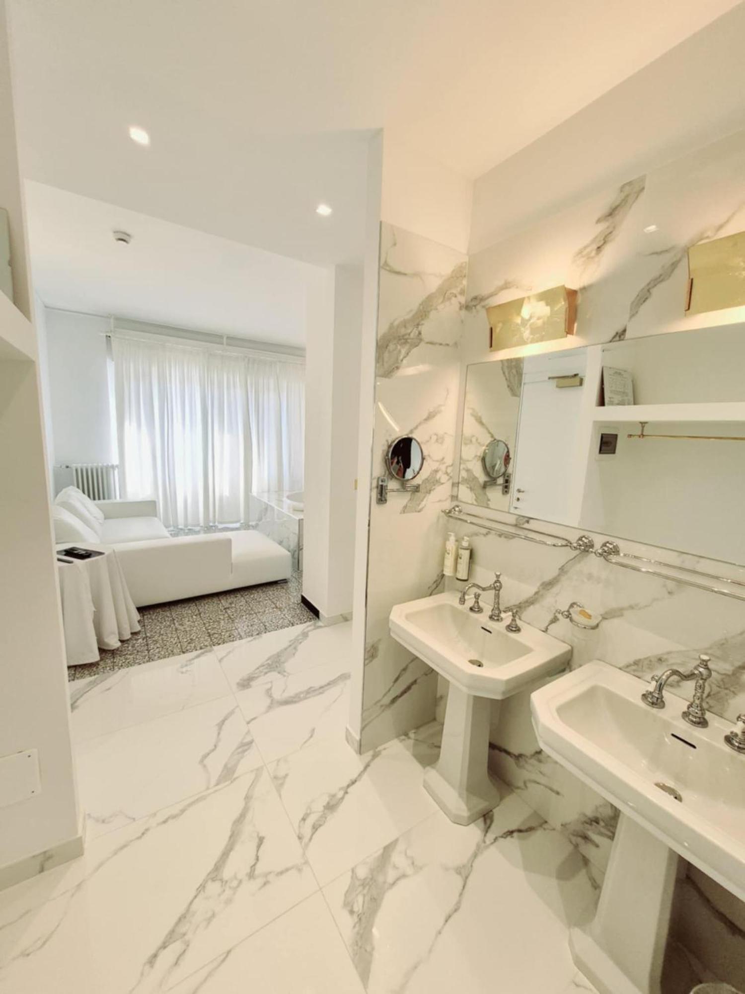 Deluxe Suite Spa Bath