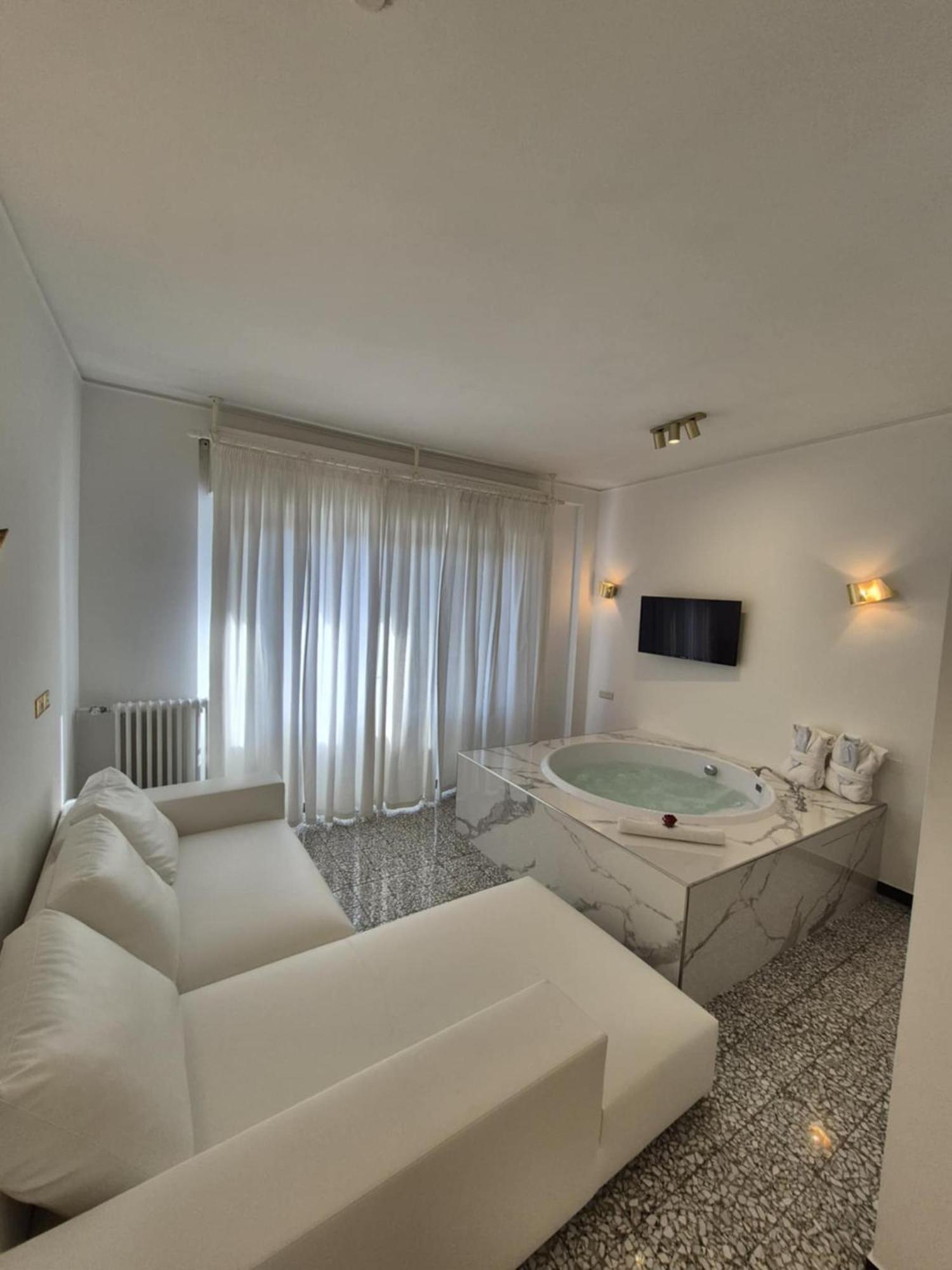 Deluxe Suite Spa Bath