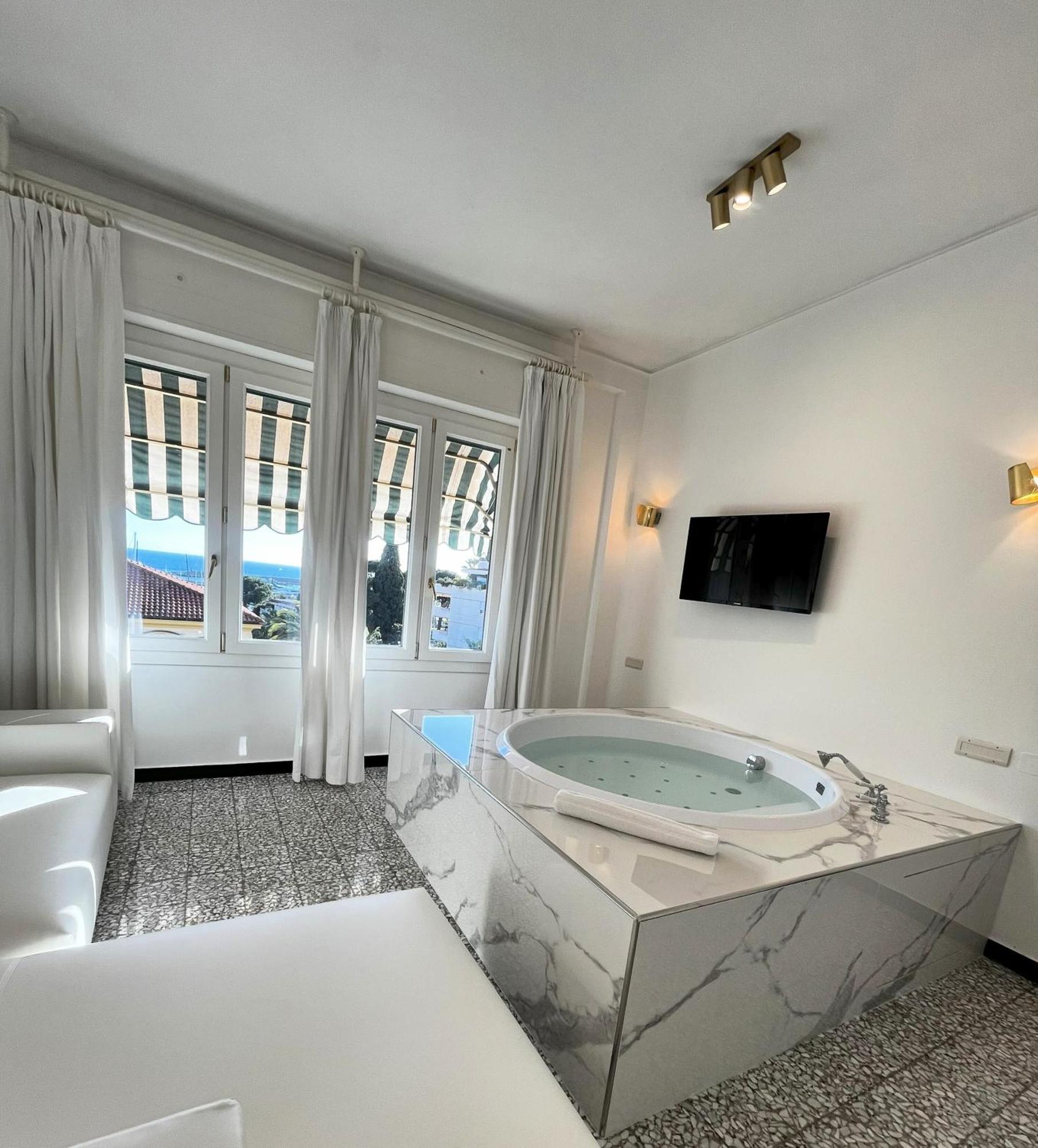 Deluxe Suite Spa Bath
