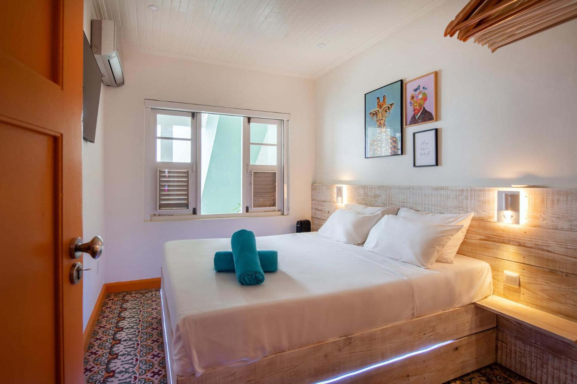 Kamer met Queensize Bed en Uitzicht op Zee
