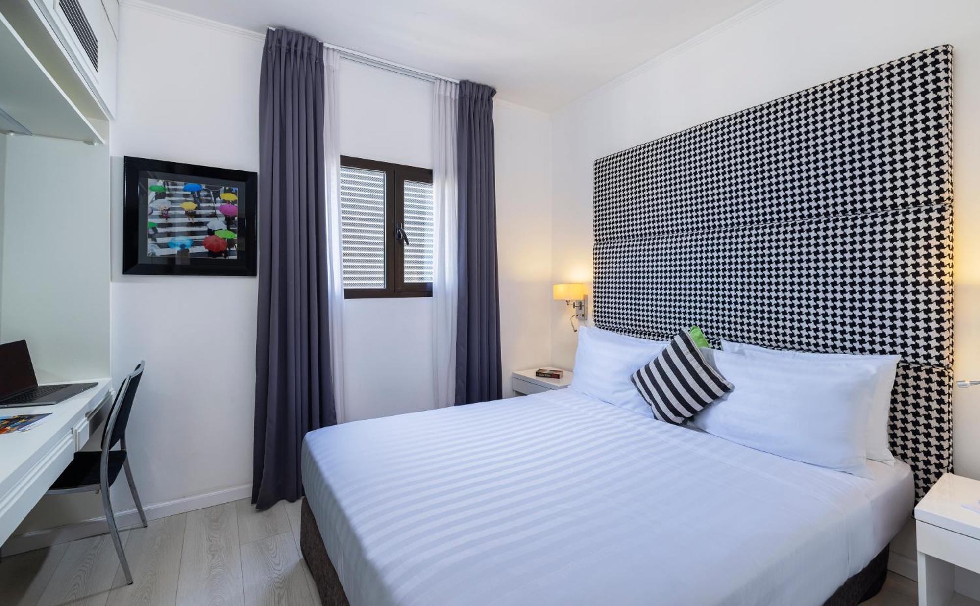 Executive One-Bedroom Suite Balcony Kitchenette & Sea View