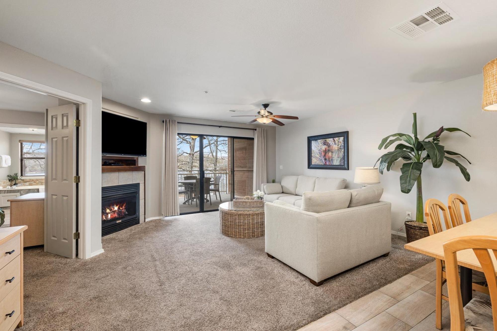 1 Bdrm Lakefront Jacuzzi w or Fireplace