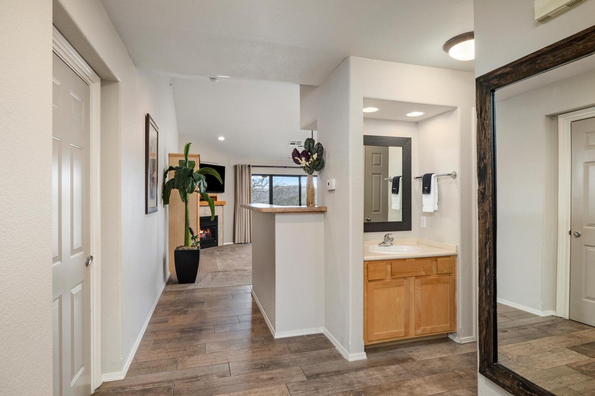 Condo 1 Bedroom Kitchen Lakeside