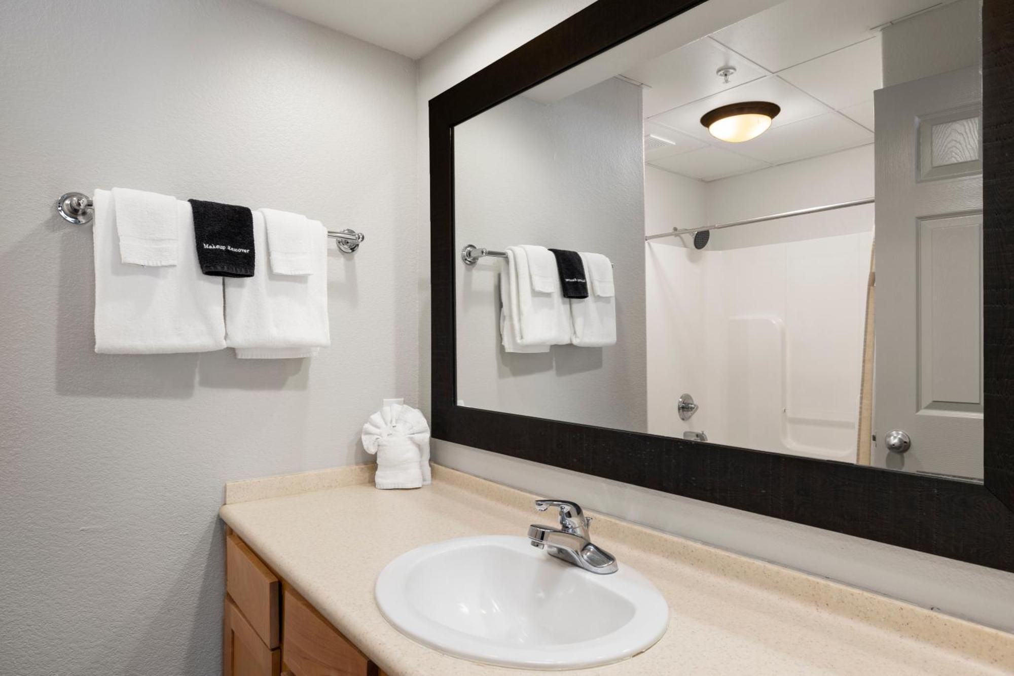 2 Bdrm Luxury Condo Jacuzzi w or Kitchen