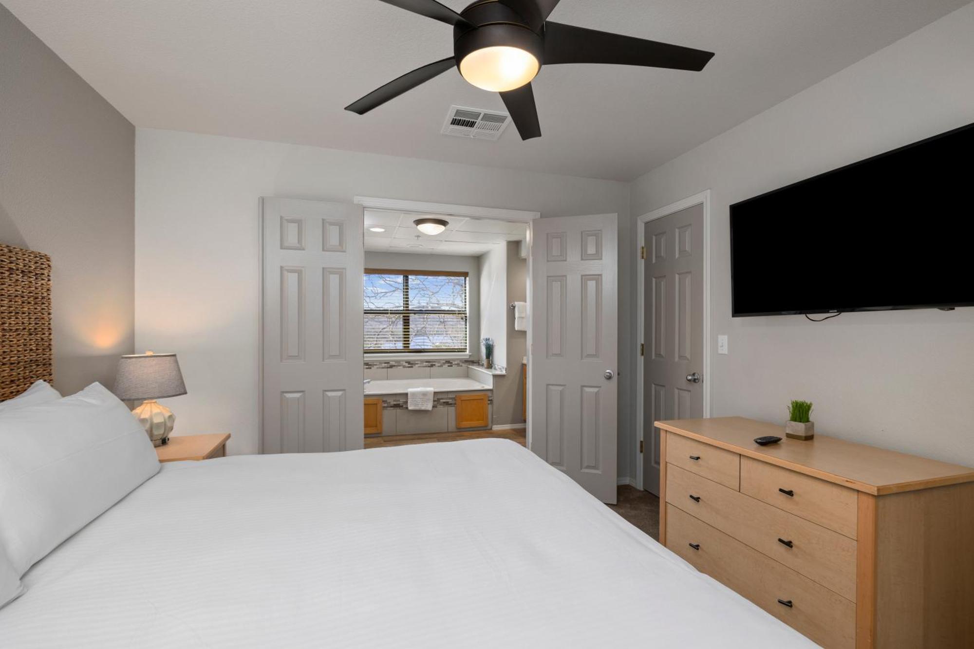 2 Bdrm Luxury Condo Jacuzzi w or Kitchen