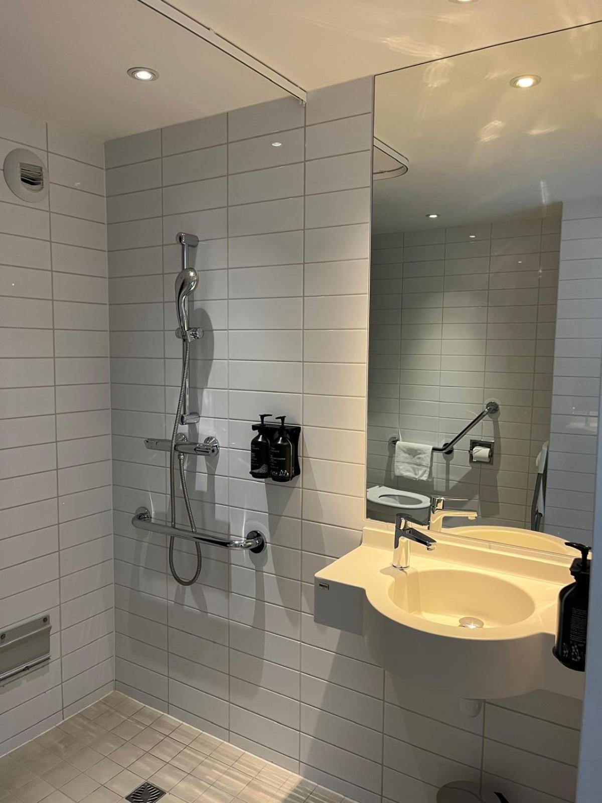 Standard Queen Room Accessible